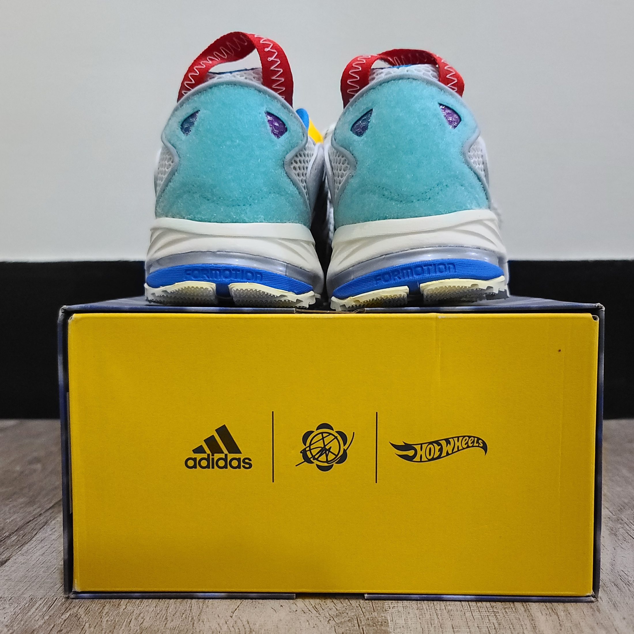 Adidas x Sean Wotherspoon x Hot Wheels Superturf Adventure White Bold Gold 착용 스타일 - 4