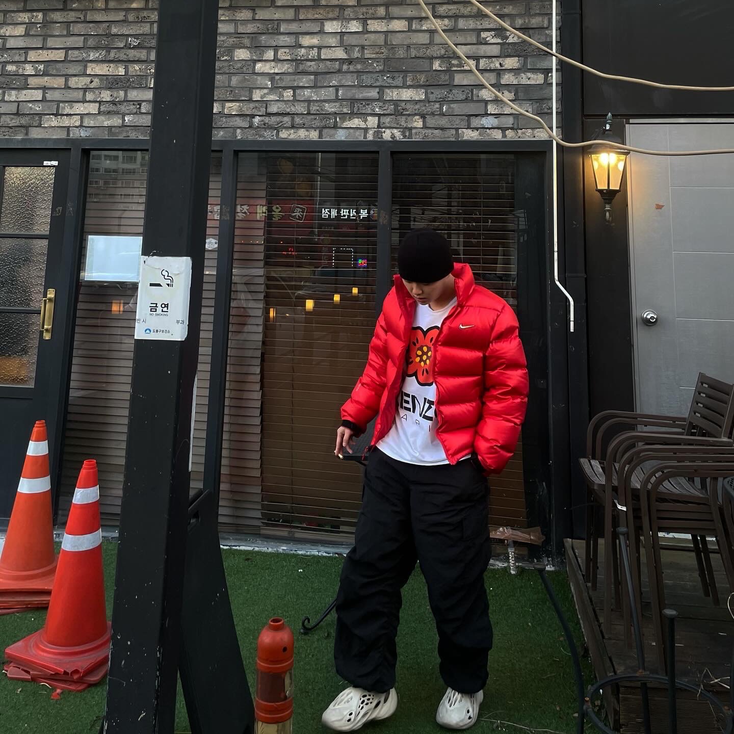 Nike x Drake Nocta Sunset Puffer Jacket Red, Adidas Yeezy Foam RNNR Sand 착용 스타일