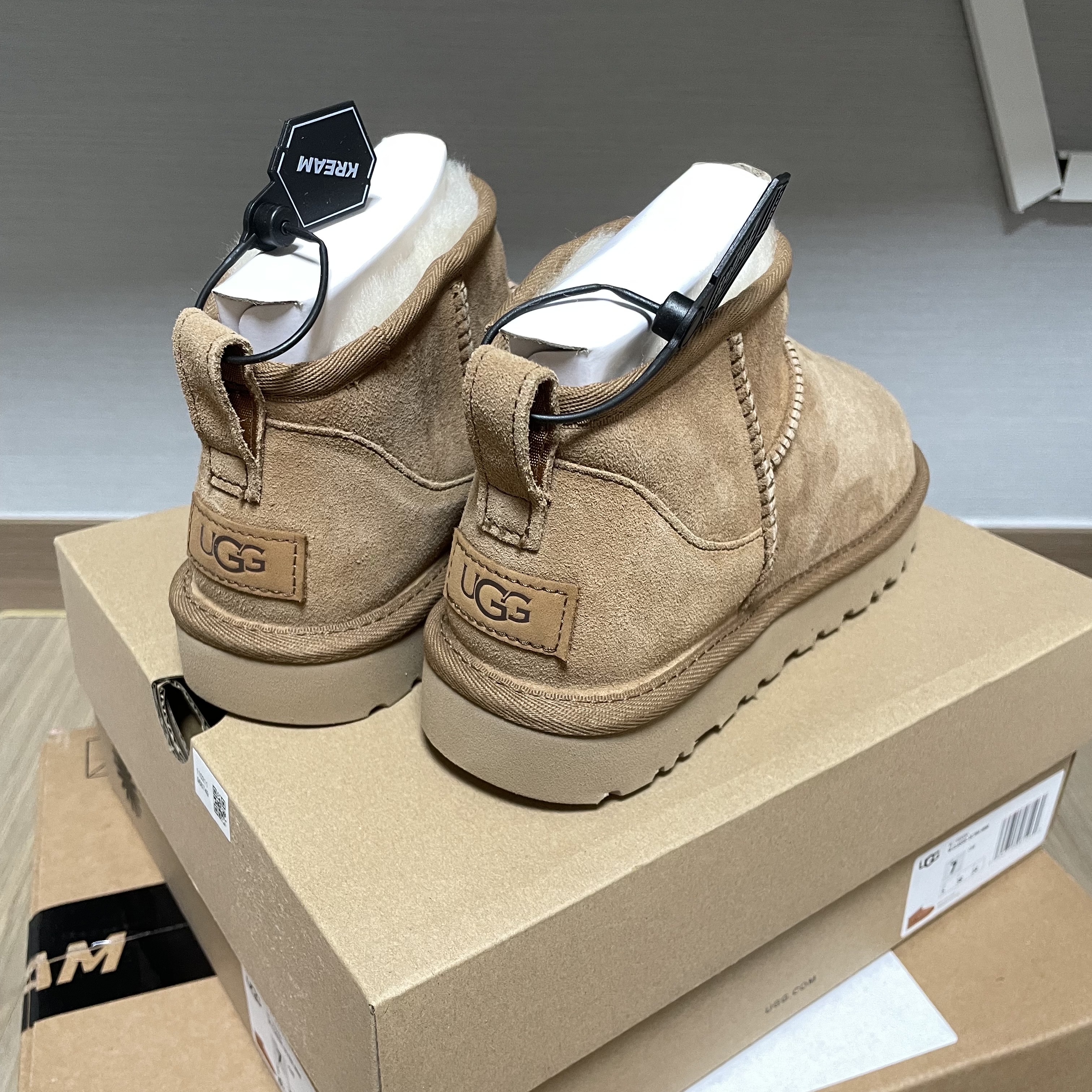 (W) UGG Classic Ultra Mini Boots Chestnut 착용 스타일 - 2