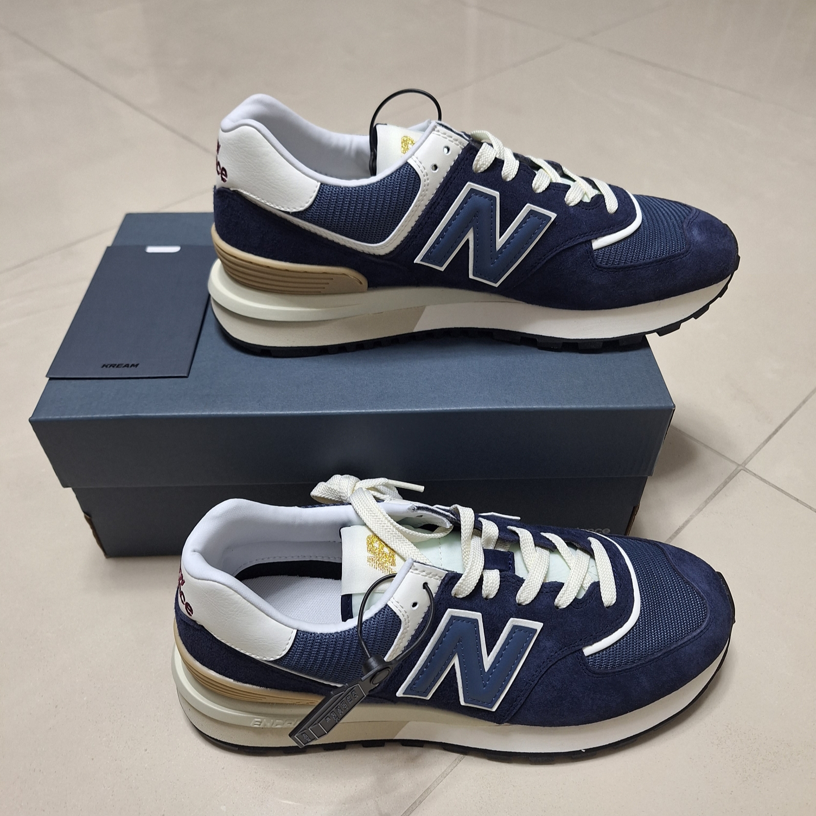 New Balance 574 Legacy Navy 착용 스타일 - 1
