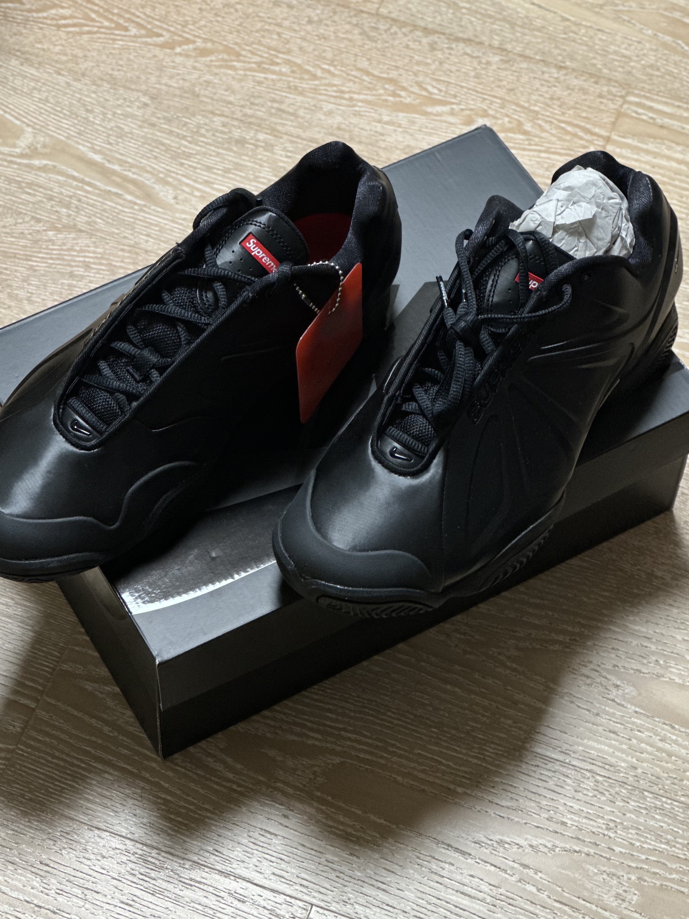 Nike x Supreme Air Zoom Courtposite SP Black Metallic Silver 착용 스타일 - 1