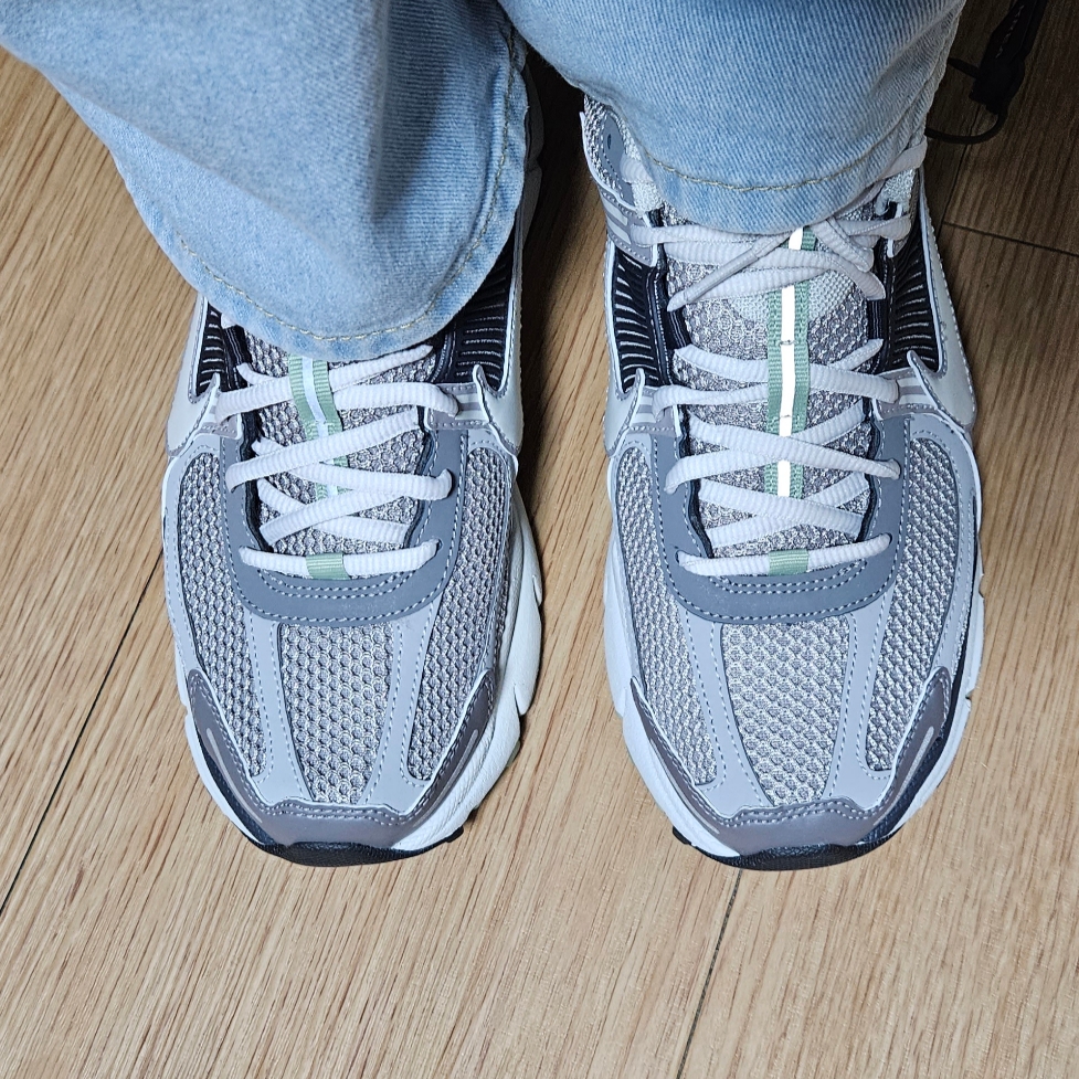 (W) Nike Zoom Vomero 5 Cobblestone and Flat Pewter 착용 스타일
