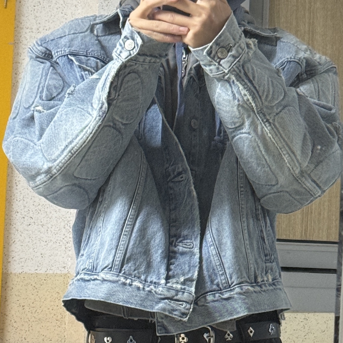 Yeezy Gap Engineered By Balenciaga Padded Denim Jacket Blue, Stussy Royal Suit Dress Belt Black 착용 스타일 - 2