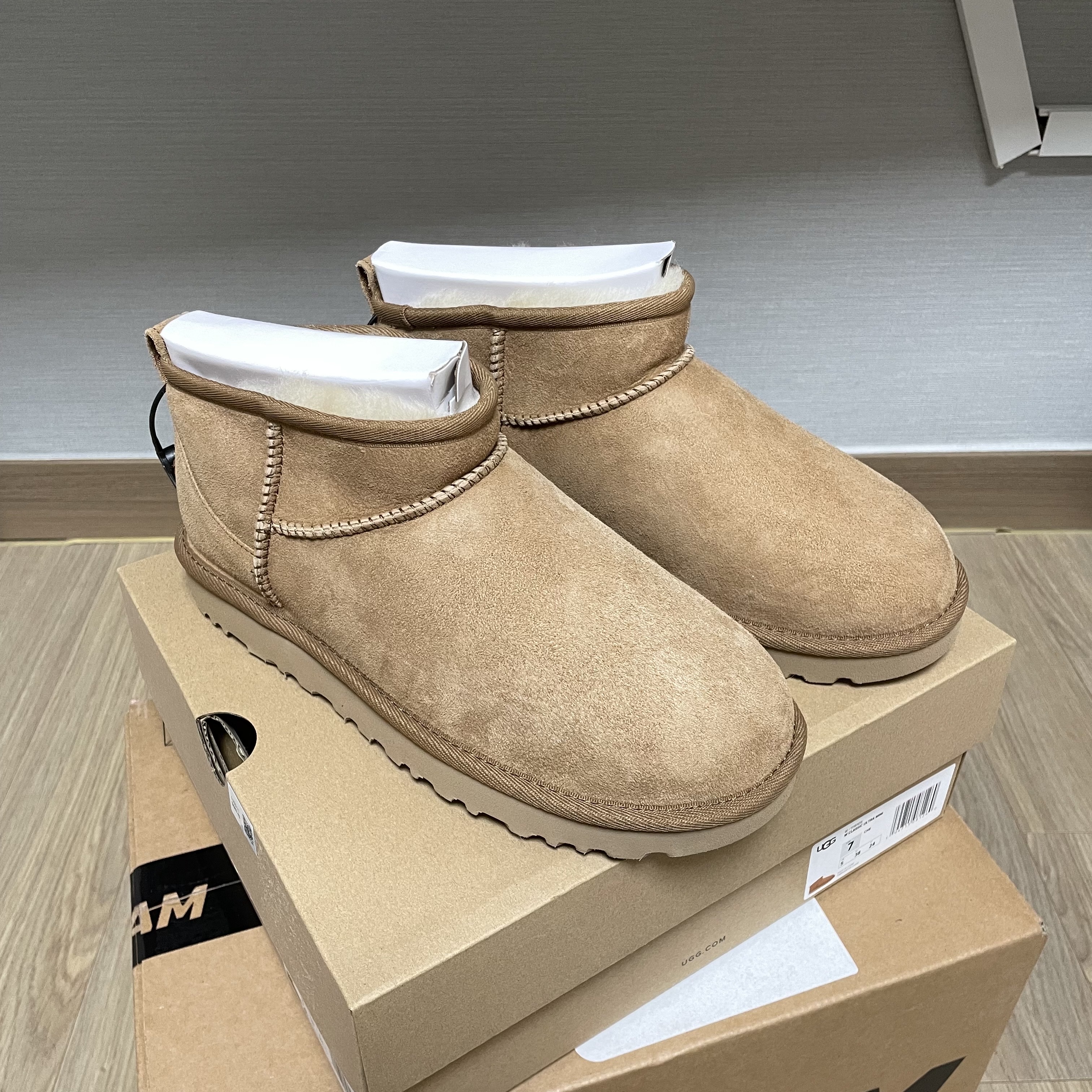 (W) UGG Classic Ultra Mini Boots Chestnut 착용 스타일 - 1