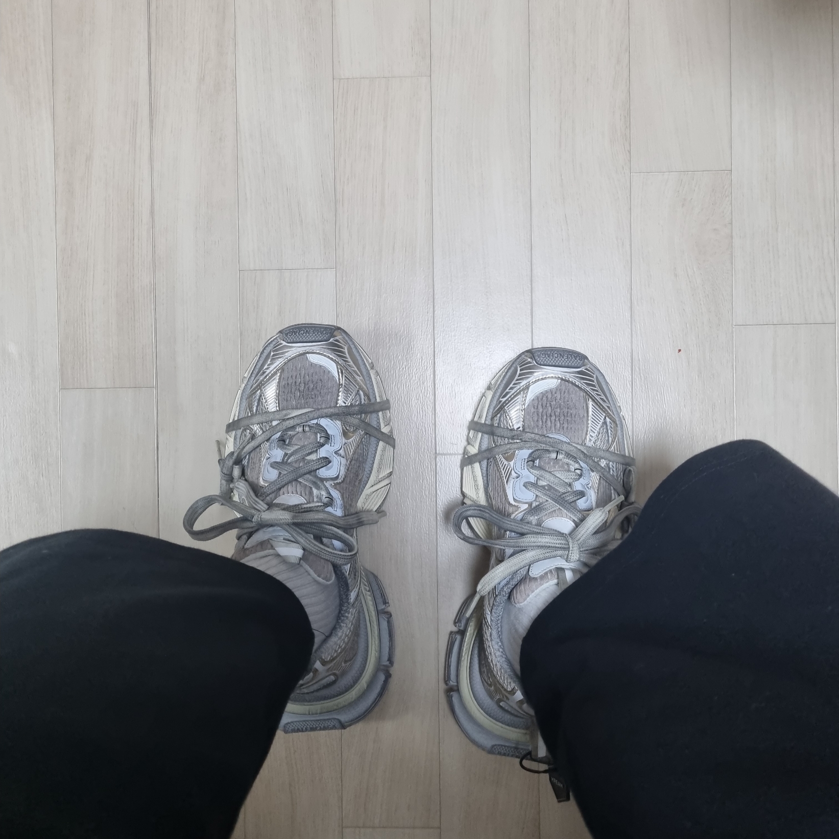 Balenciaga 3XL Sneakers Light Beige 착용 스타일 - 2