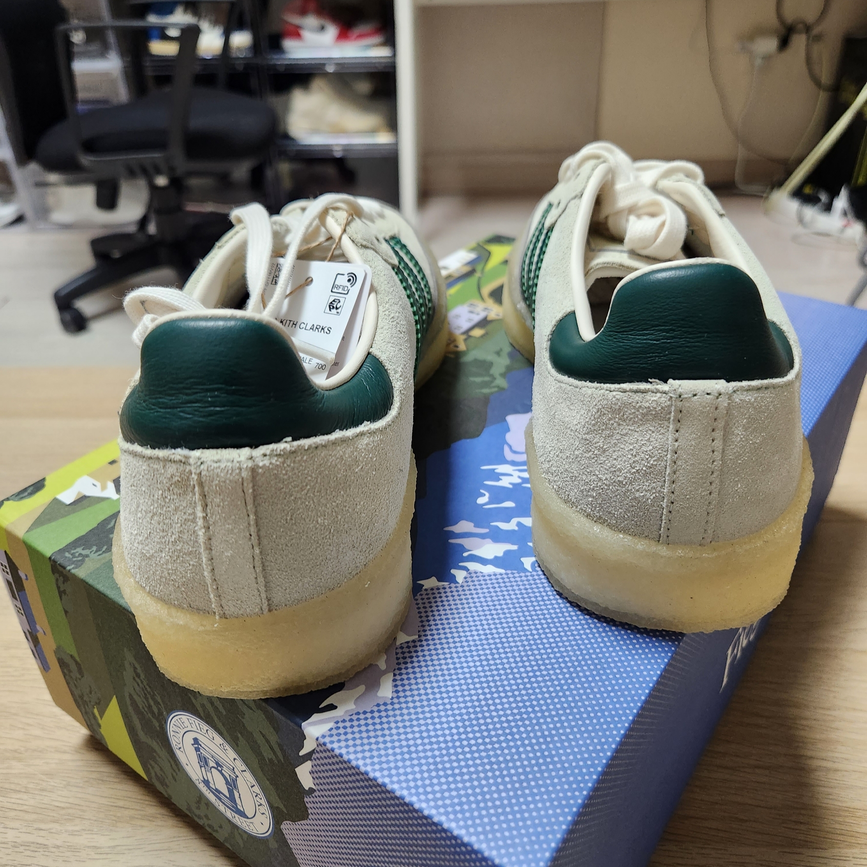 Adidas x Clarks x Ronnie Fieg 8th Street Samba Chalk White Green 착용 스타일 - 4