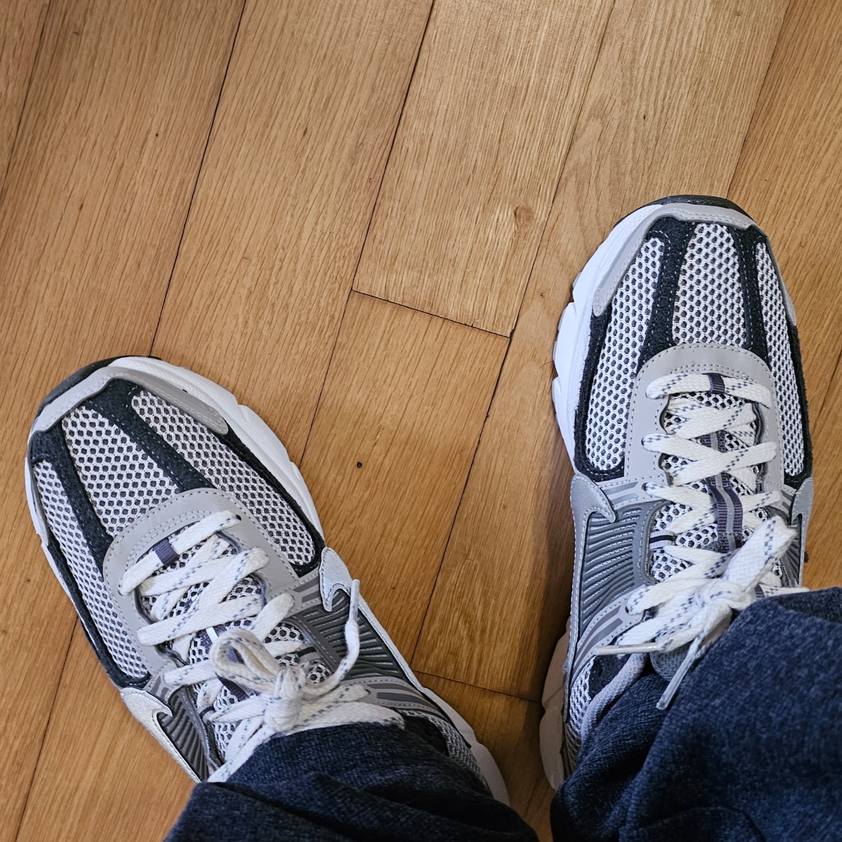 Nike Zoom Vomero 5 PRM Light Iron Ore and Flat Fewter 착용 스타일
