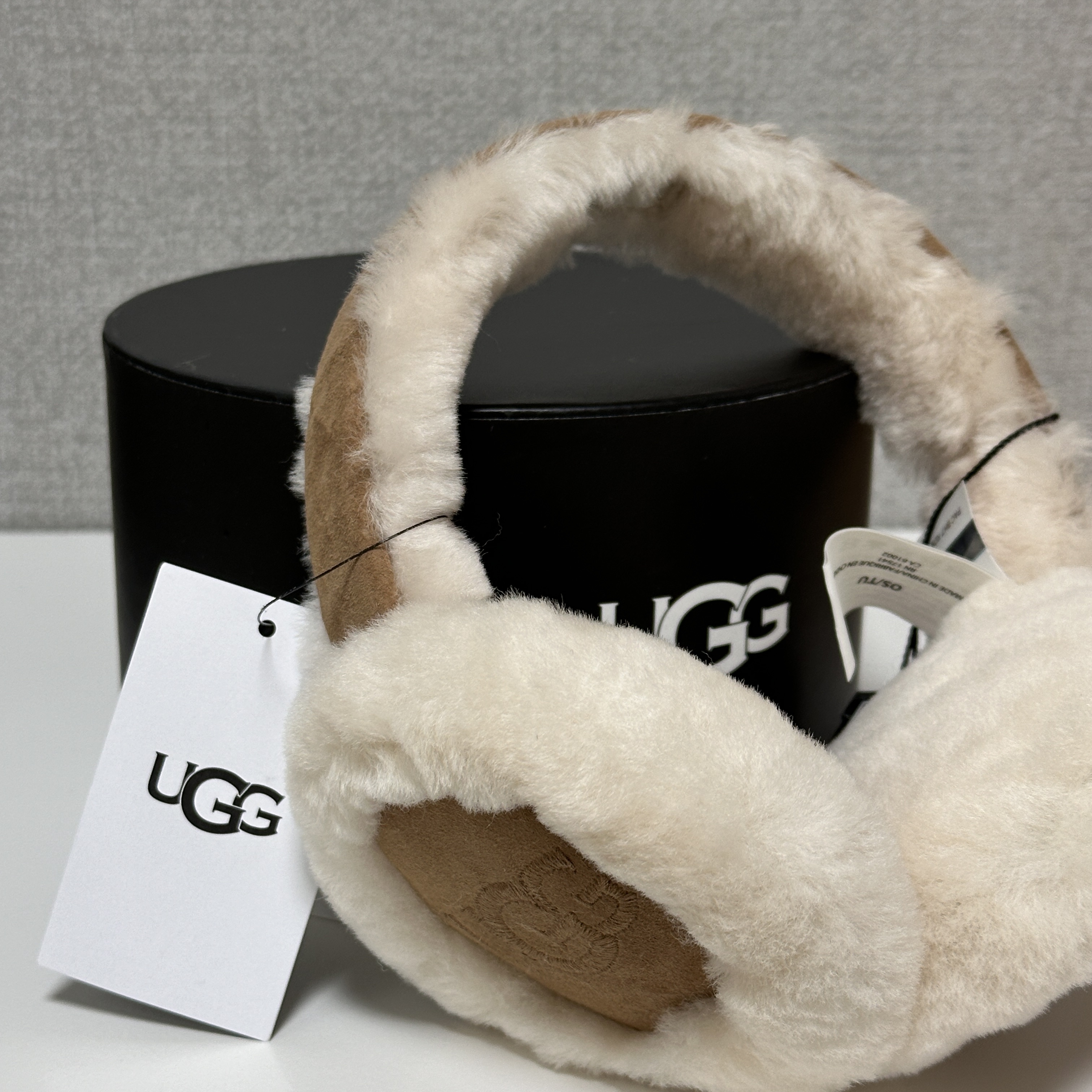 (W) UGG Embroidered Logo Earmuff Chestnut 착용 스타일