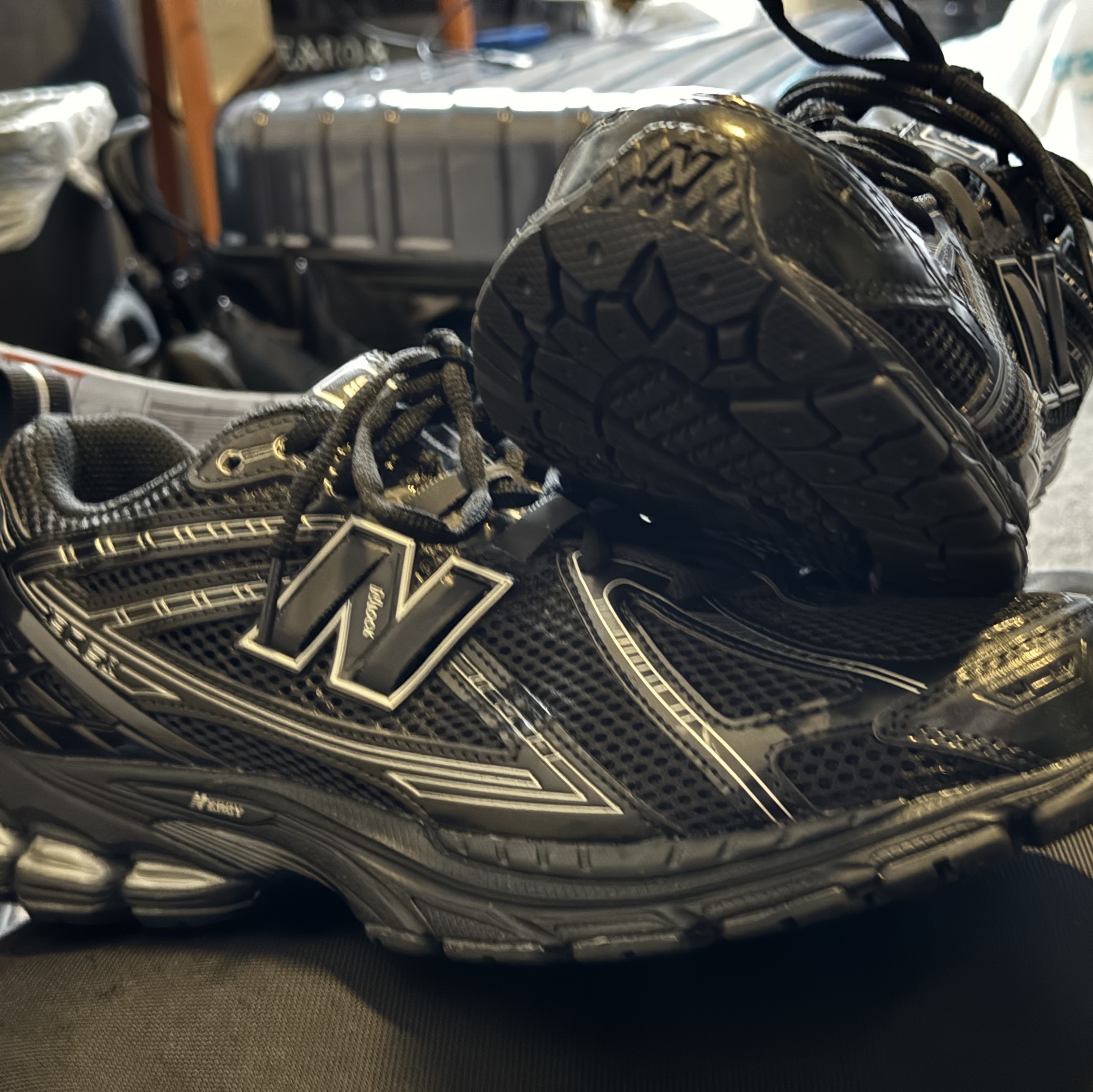 New Balance 1906R Black Silver Metallic 착용 스타일