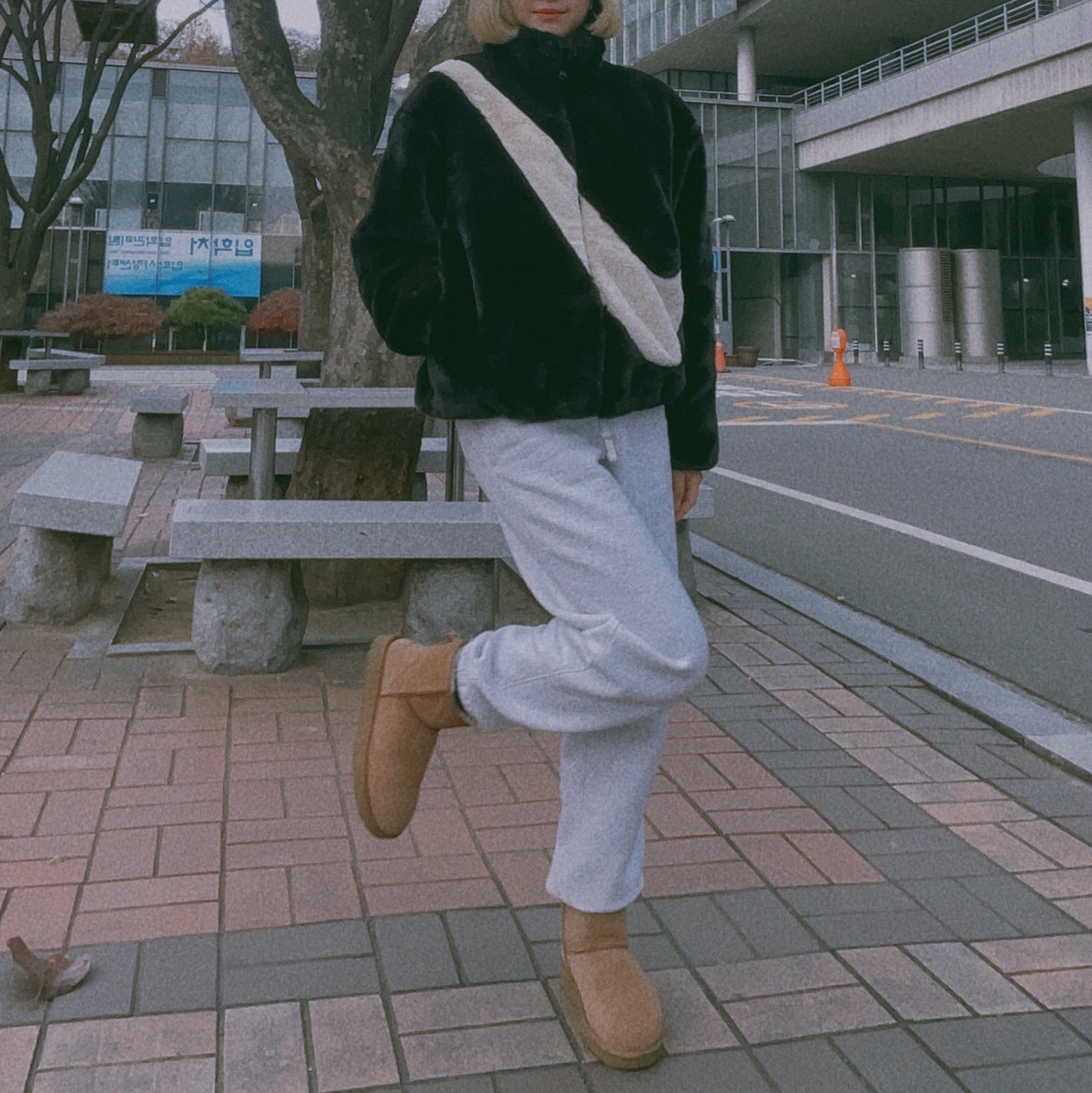(W) UGG Classic Mini II Boots Chestnut 착용 스타일 - 1