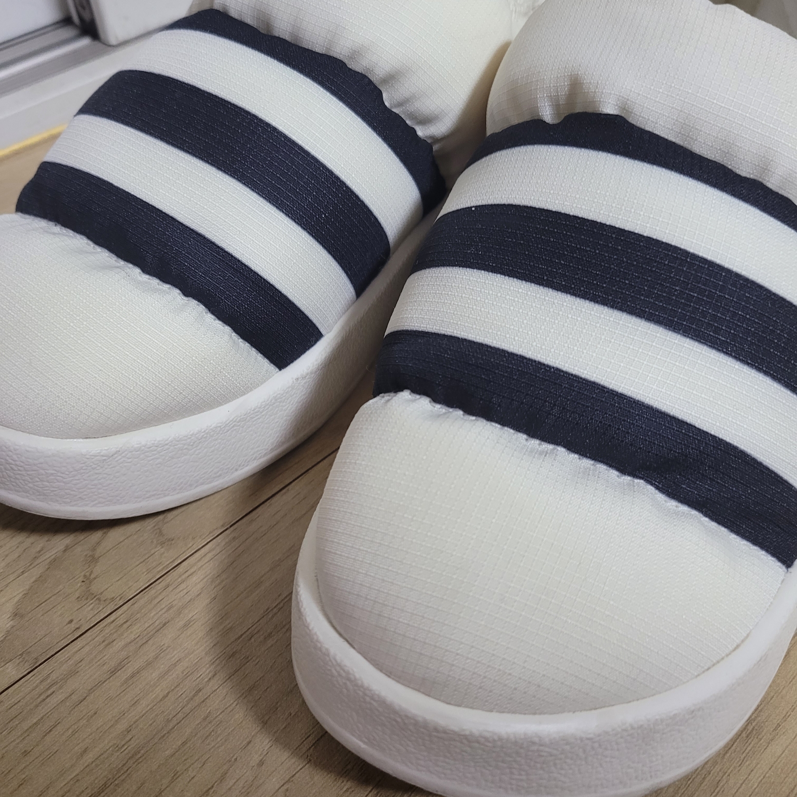 Adidas Puffylette Off White 착용 스타일