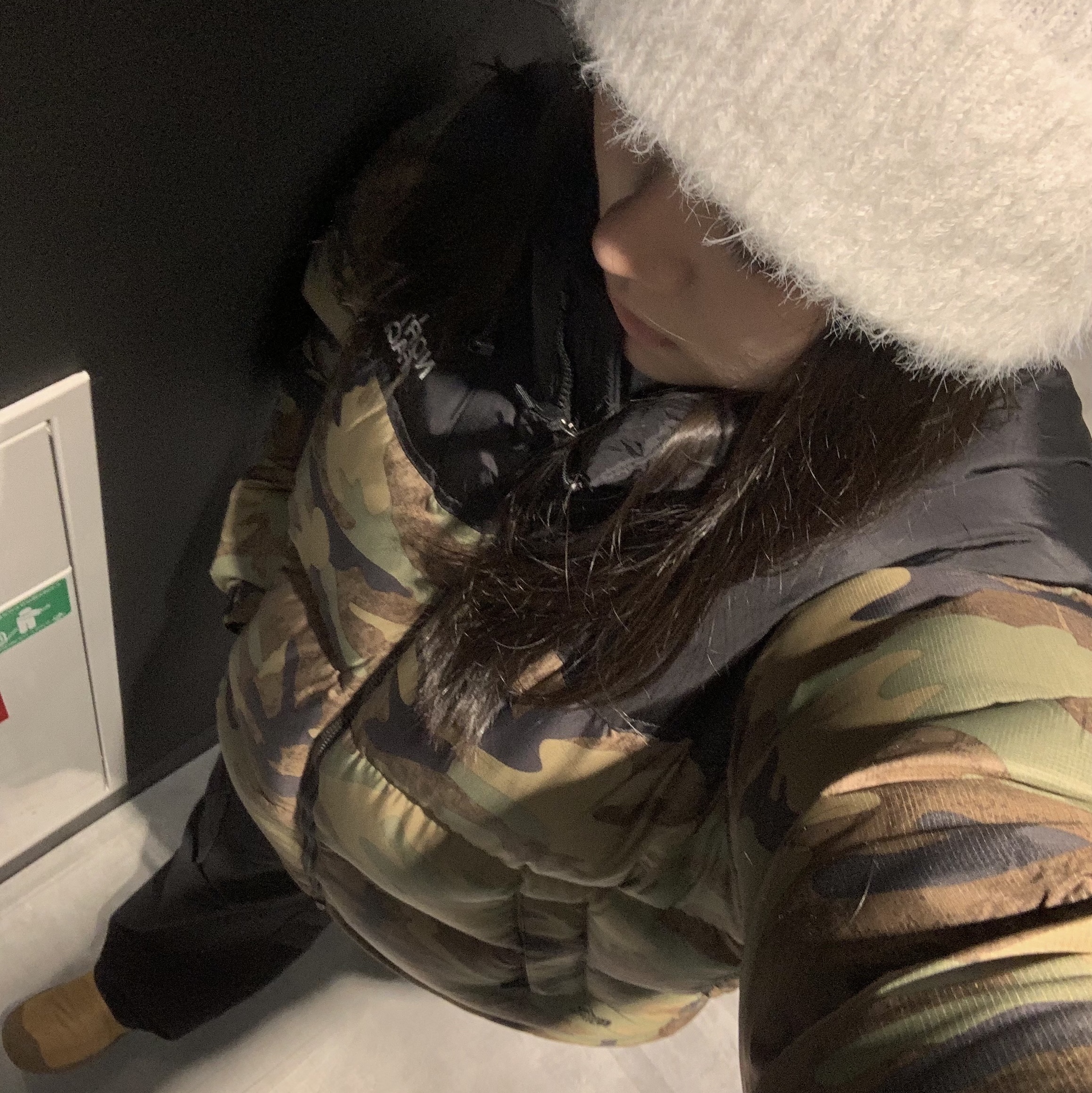 The North Face 1996 Novelty Nuptse Jacket Woodland Camo 착용 스타일 - 2