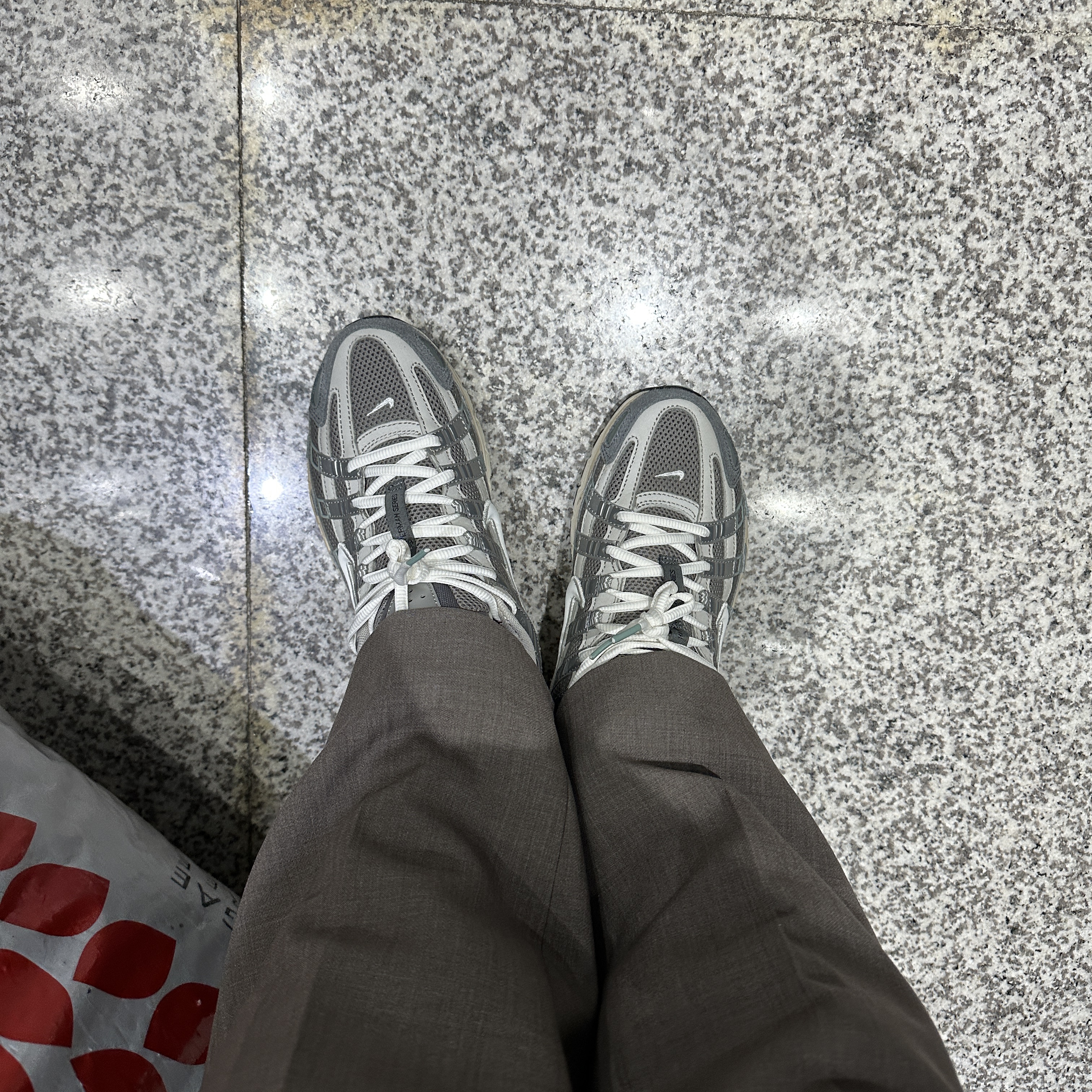 Nike P-6000 Flat Pewter Light Iron Ore 착용 스타일 - 1