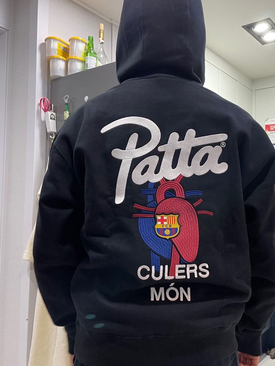 Nike x Patta x FC Barcelona Solo Swoosh Hoodie Culers del Món (FD4147-010) 착용 스타일 - 2