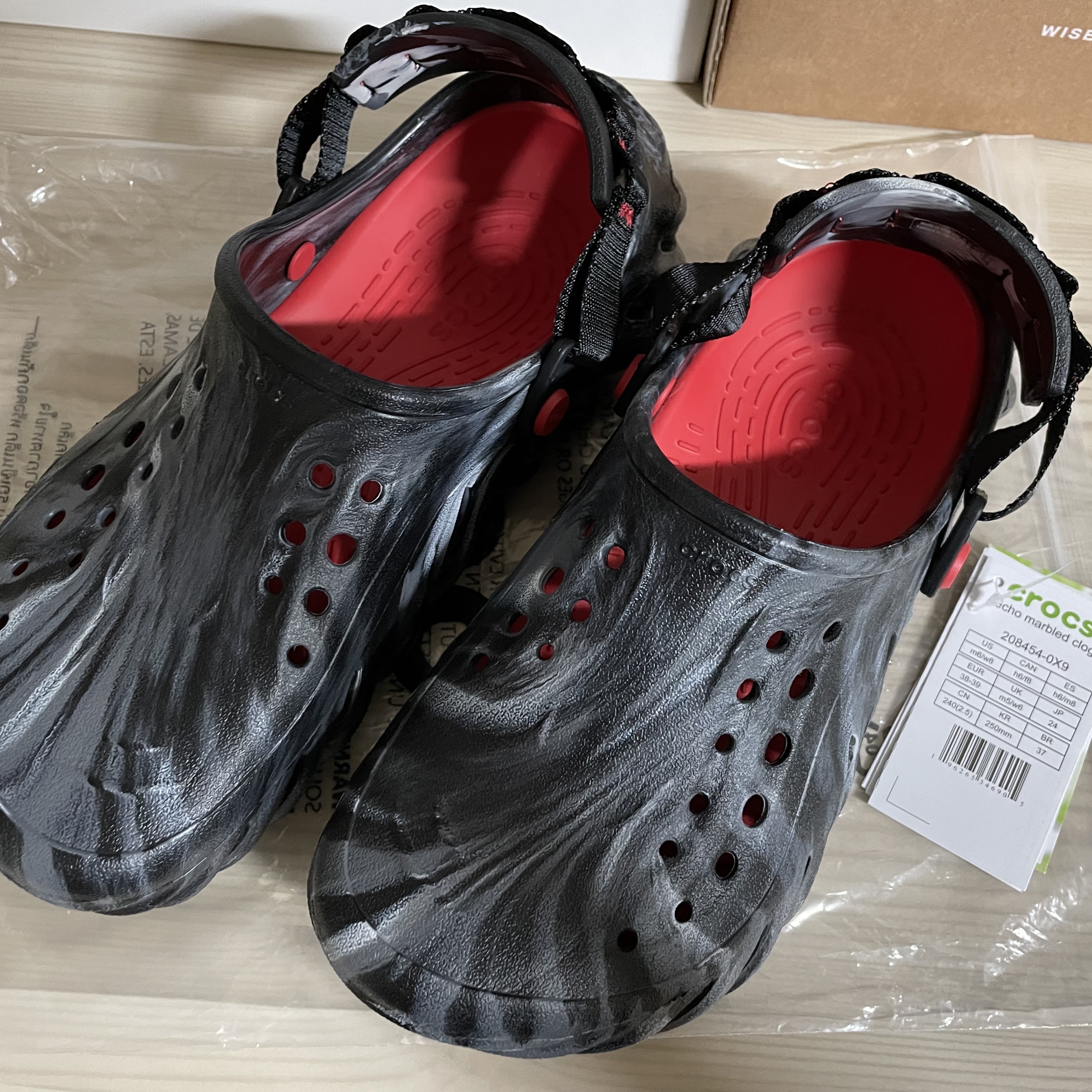 Crocs Echo Marbled Clog Black Flame 착용 스타일