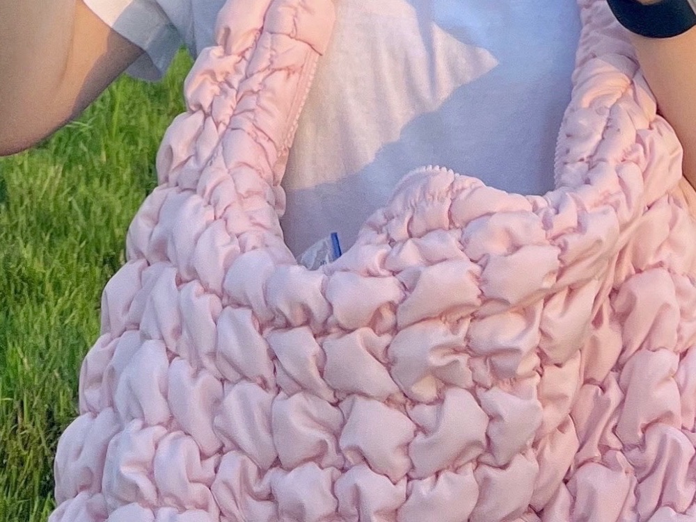 COS Quilted Oversized Shoulder Bag Pink 착용 스타일