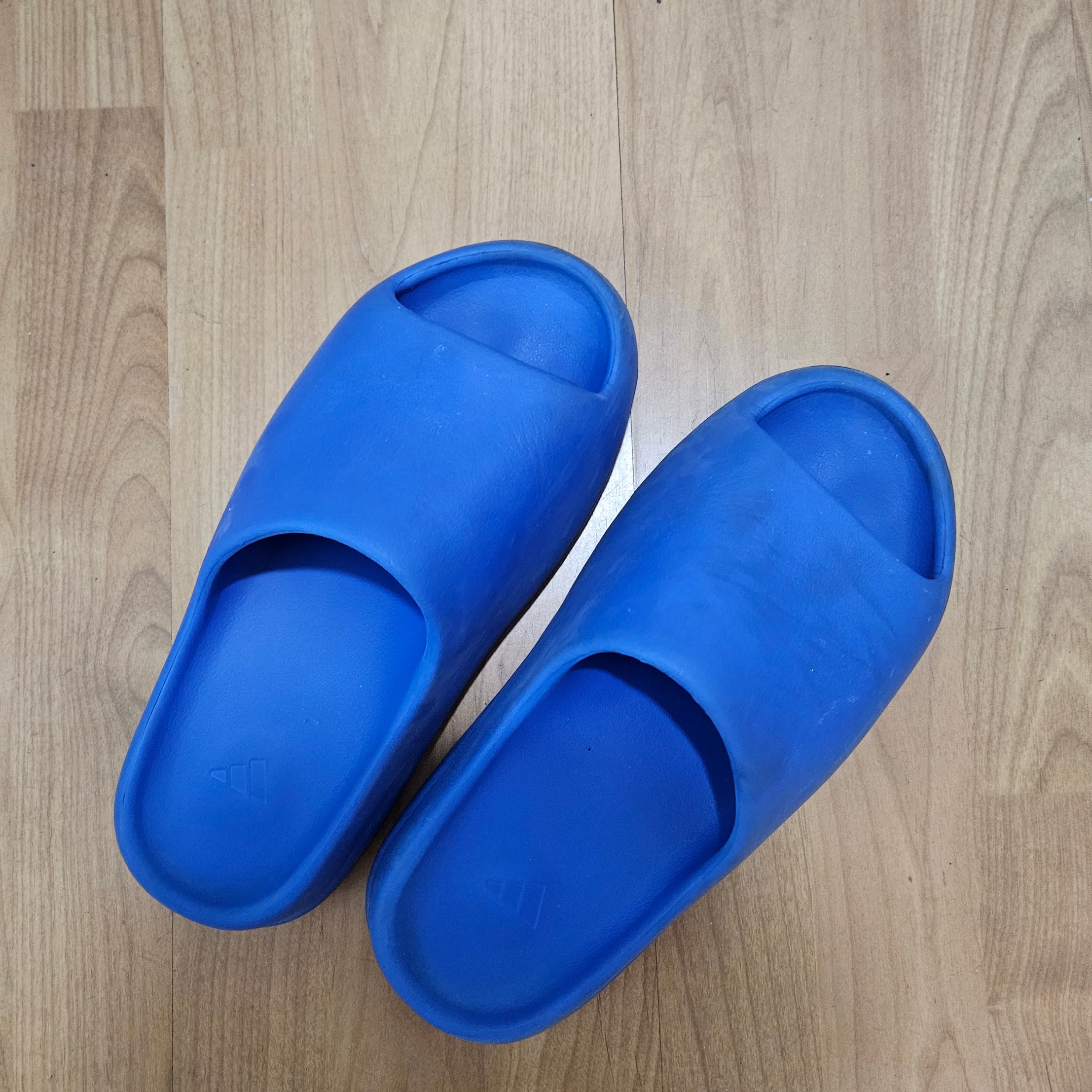 Adidas Yeezy Slide Azure 착용 스타일