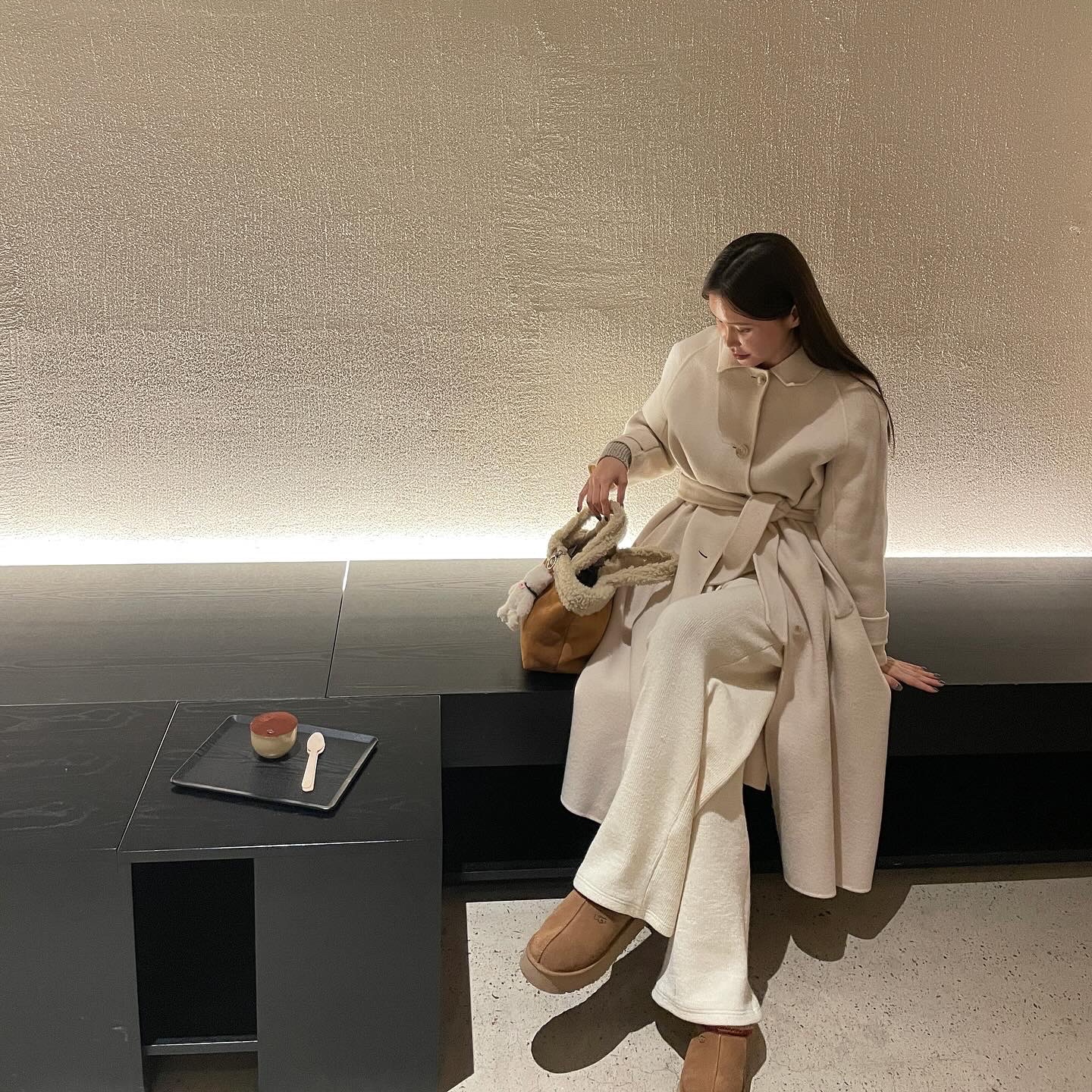 (W) UGG Tazz Slipper Chestnut 착용 스타일 - 2