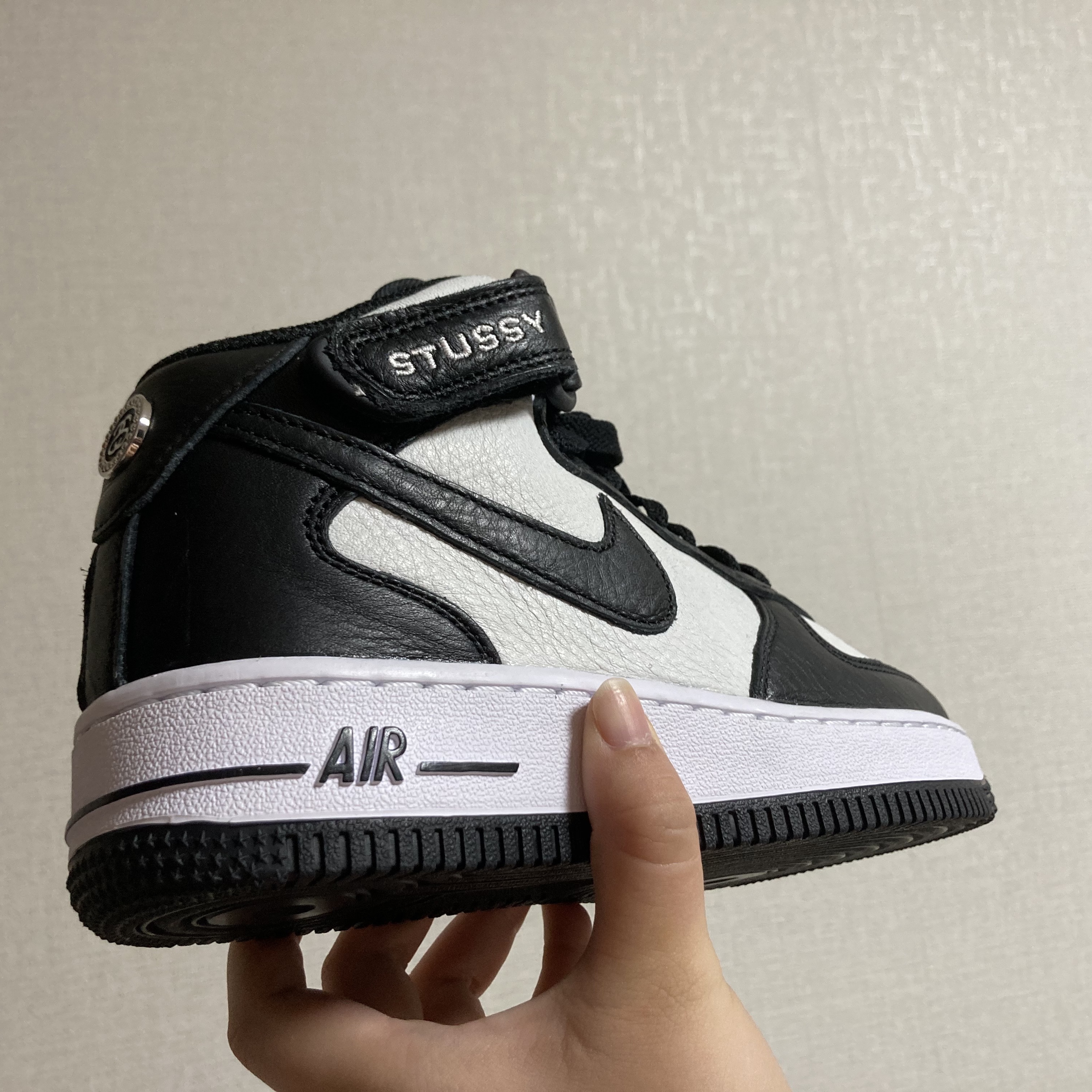 Nike x Stussy Air Force 1 '07 Mid SP Black and Light Bone 착용 스타일