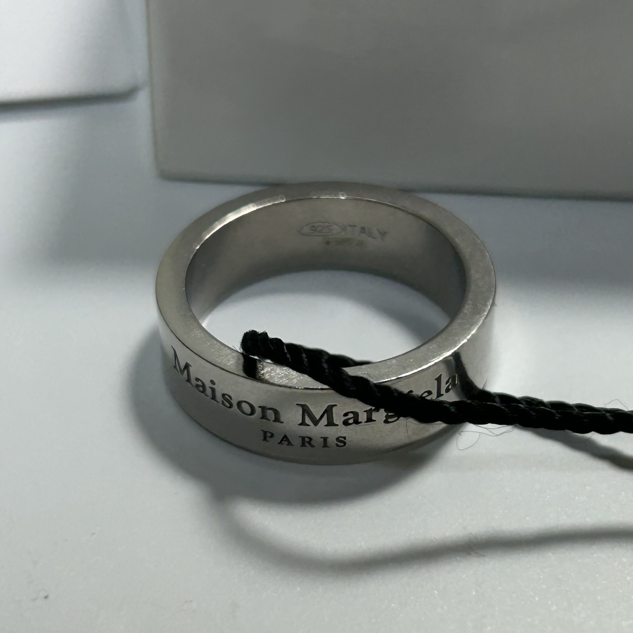Maison Margiela Logo Ring Silver 착용 스타일