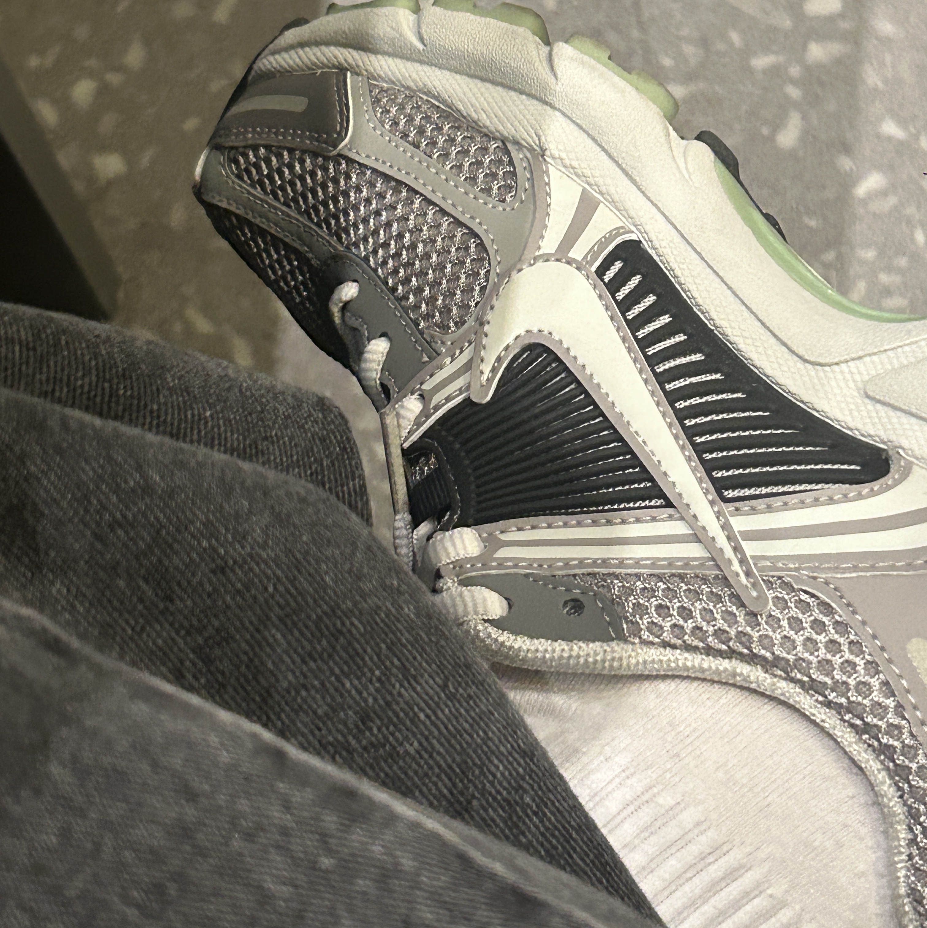 (W) Nike Zoom Vomero 5 Cobblestone and Flat Pewter 착용 스타일