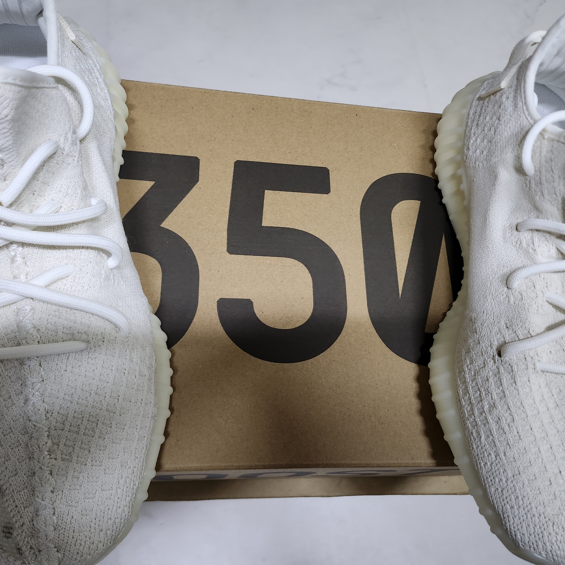 Adidas Yeezy Boost 350 V2 Bone 착용 스타일 - 2