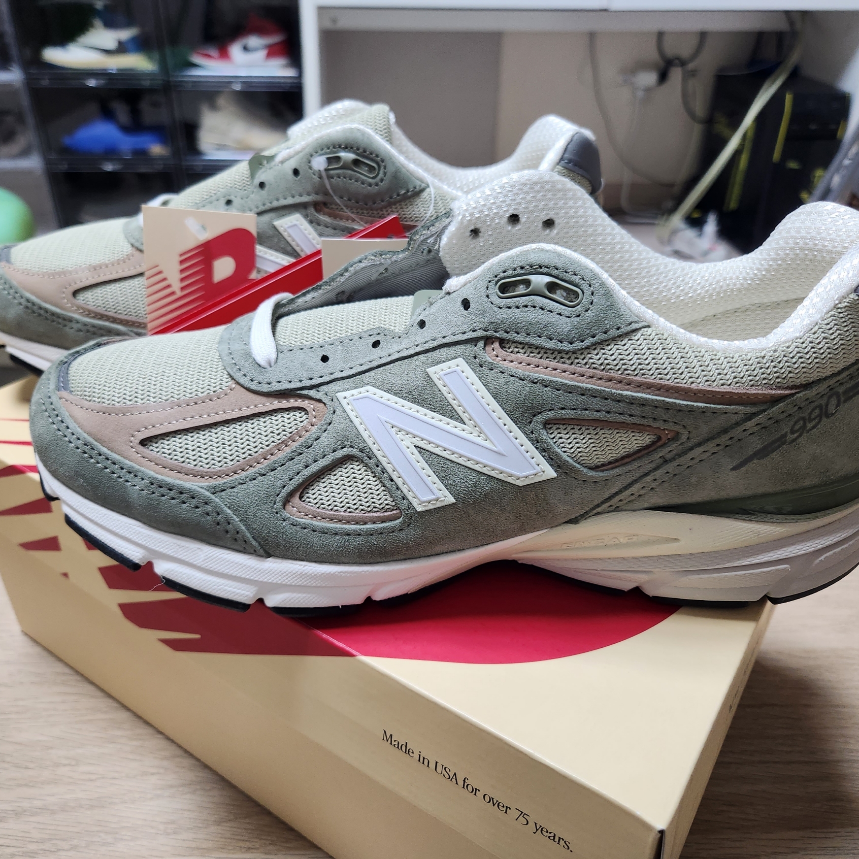 New Balance 990v4 Made in USA Olive Incense 착용 스타일 - 2