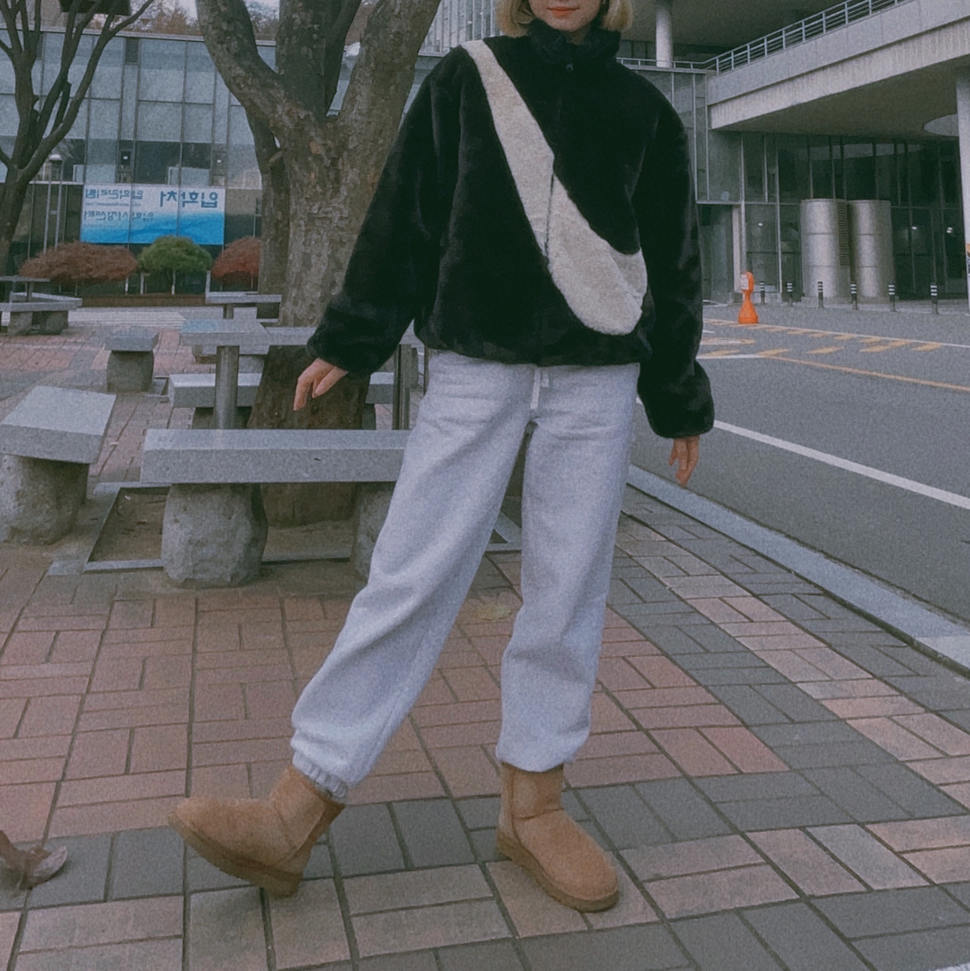 (W) UGG Classic Mini II Boots Chestnut 착용 스타일 - 2