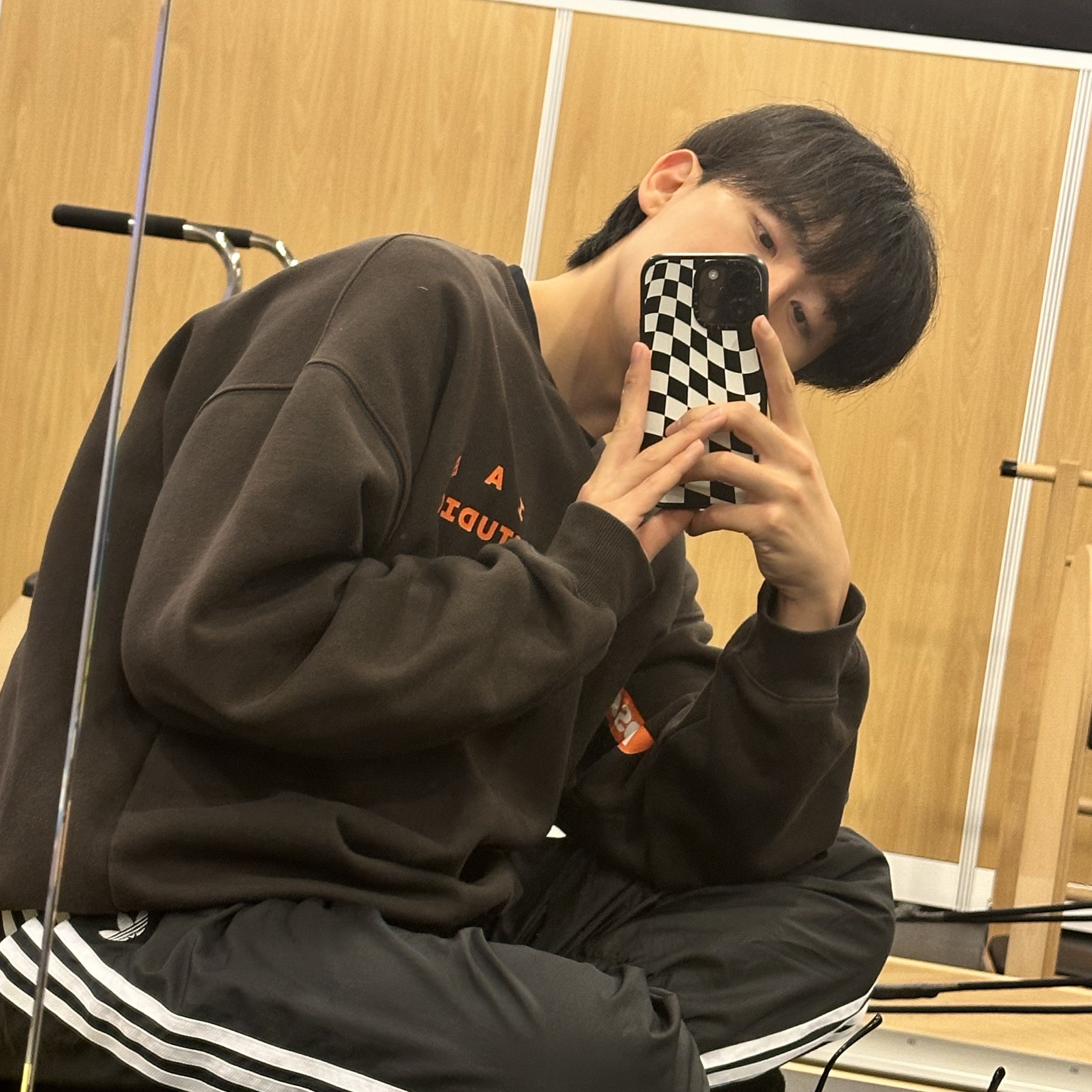 IAB Studio x Doosan Infracore Sweatshirt Charcoal 착용 스타일