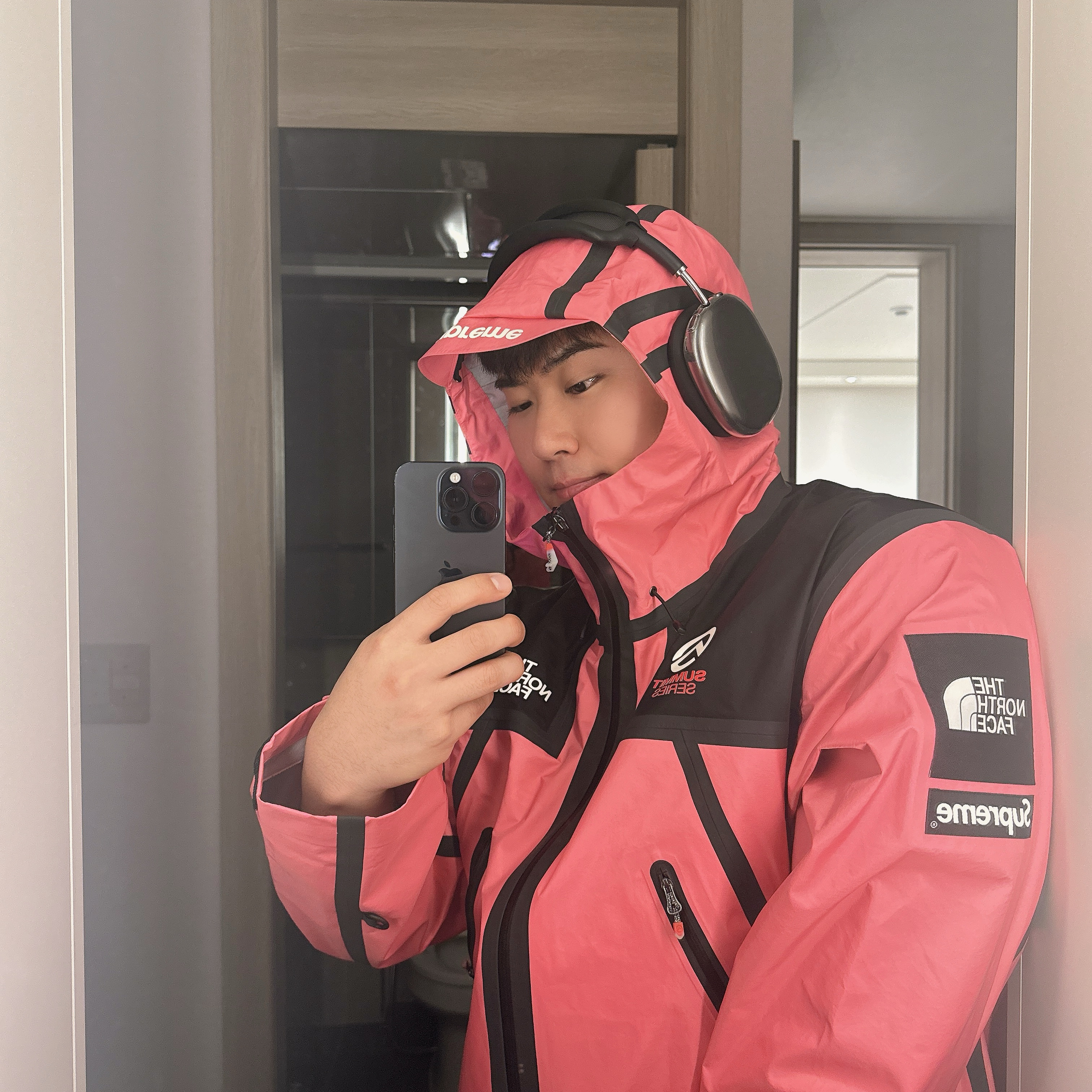 Supreme x The North Face Summit Series Outer Tape Seam Jacket Pink - 21SS, Apple AirPods Max Lightning Space Gray (Korean Ver.) 착용 스타일 - 2