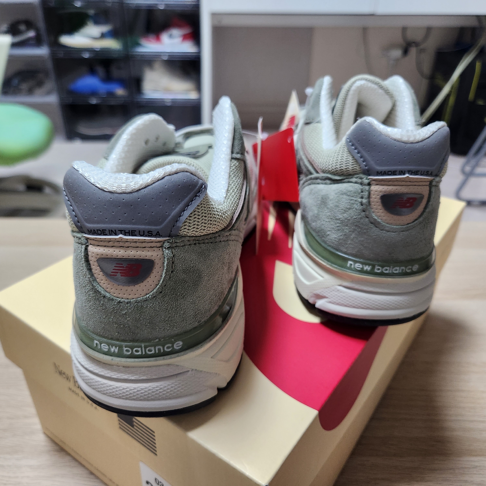 New Balance 990v4 Made in USA Olive Incense 착용 스타일 - 4