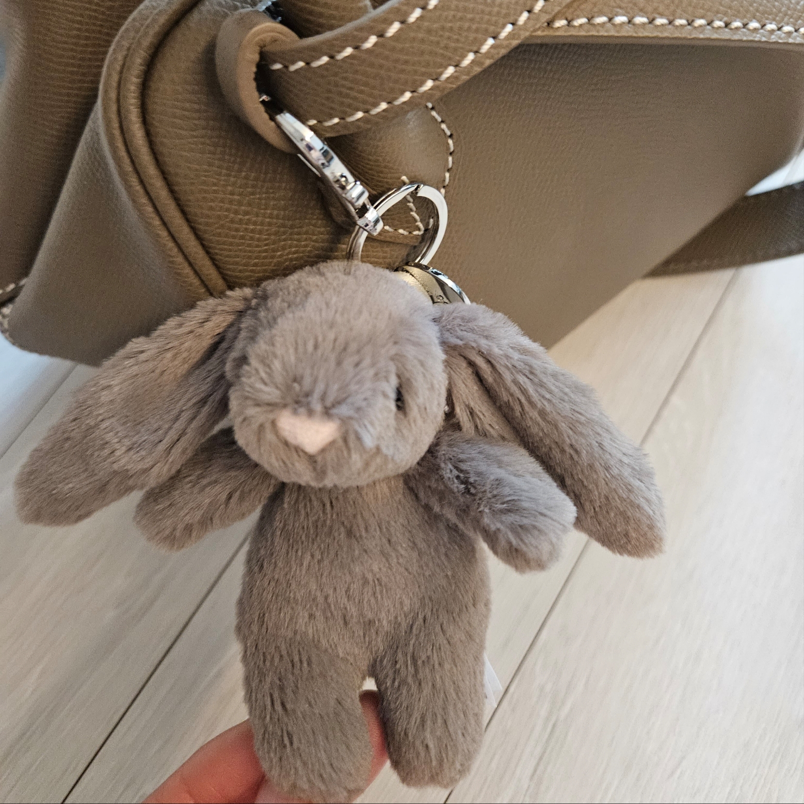 Jellycat Bashful Bunny Truffle Bag Charm Brown 착용 스타일 - 2