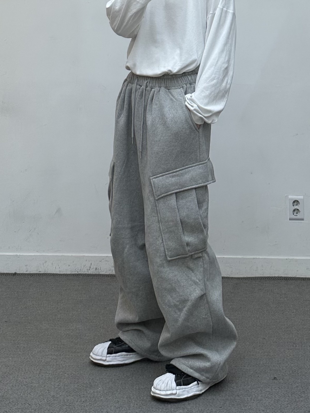 Maison Mihara Yasuhiro Blakey OG Sole Canvas Low-top Sneakers Black White, Maison Mihara Yasuhiro Blakey OG Sole Leather Low-top Sneakers White 착용 스타일 - 1