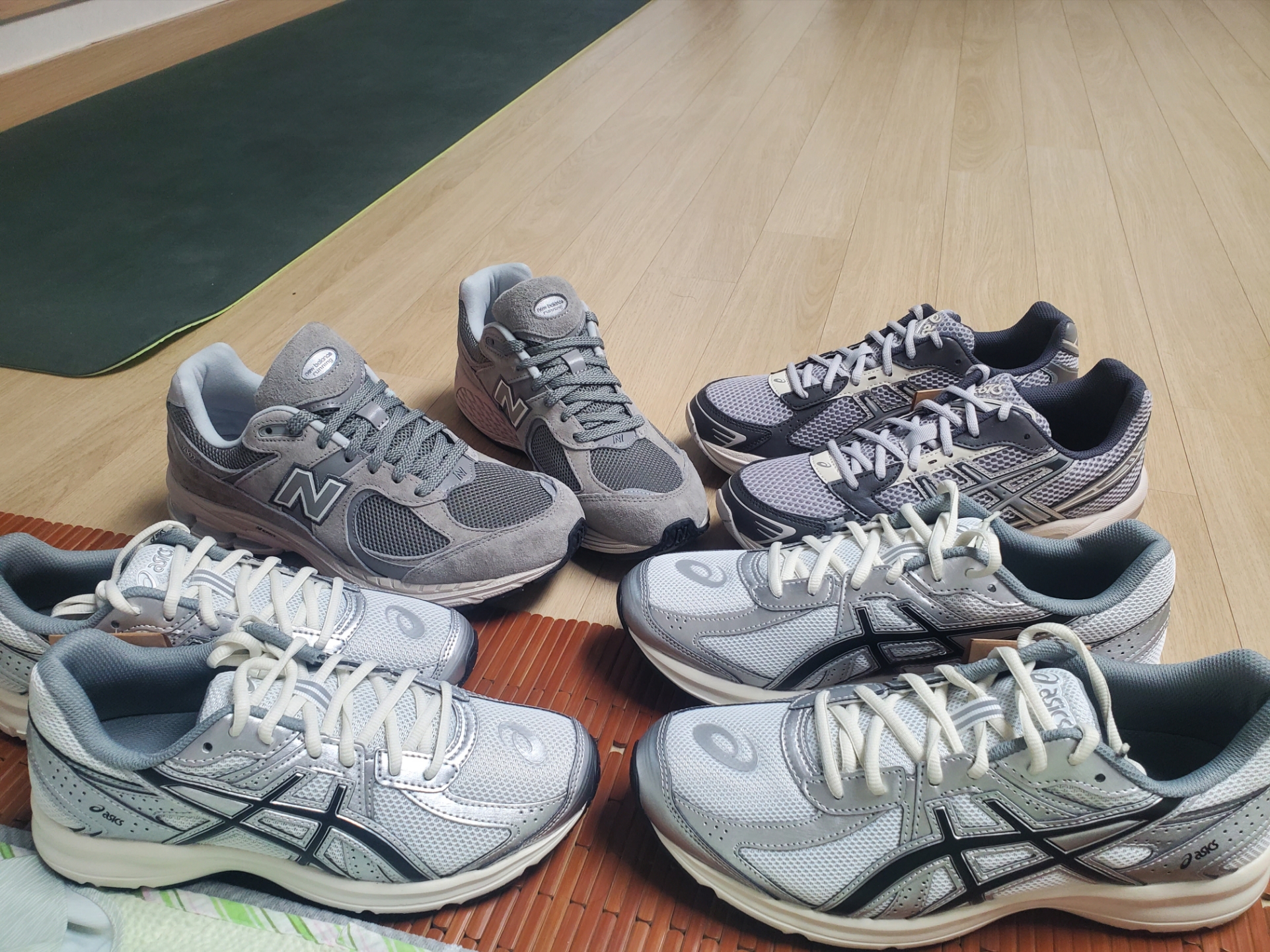 Asics Jog 100 S White Black - 2E Wide, New Balance 2002R Grey 착용 스타일