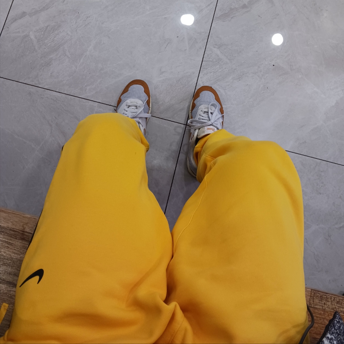Nike x Patta Air Max 1 Monarch, Nike x Drake Nocta Fleece Pants University Gold - Asia 착용 스타일 - 1