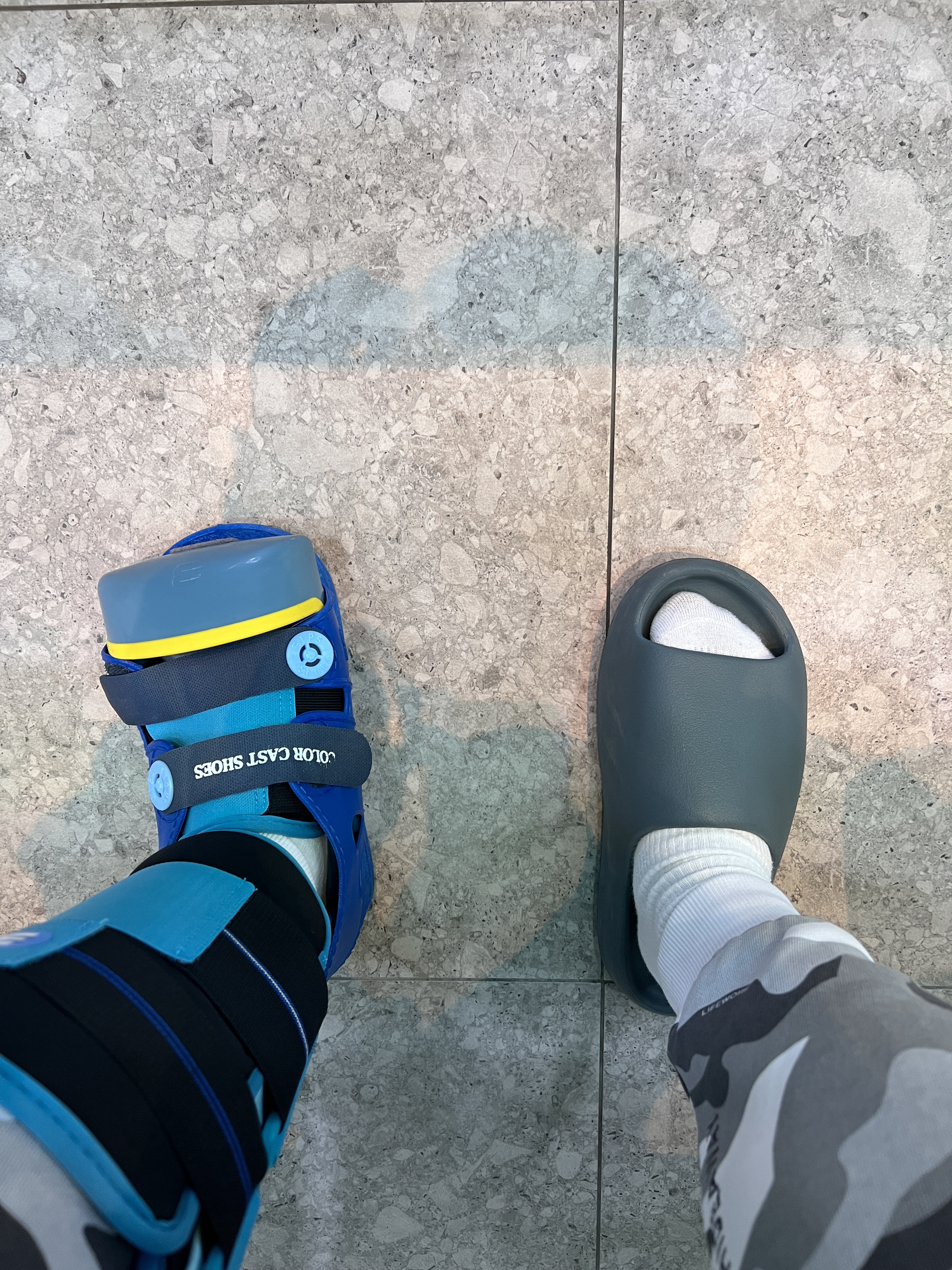 Adidas Yeezy Slide Slate Marine 착용 스타일