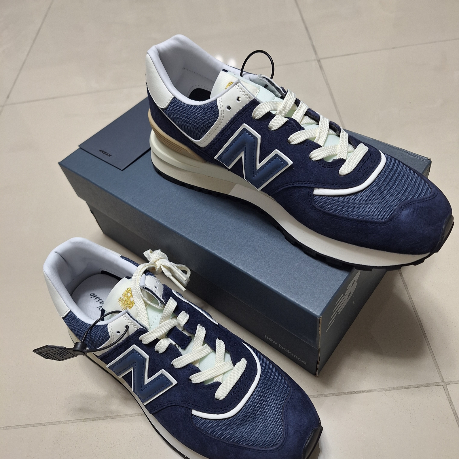 New Balance 574 Legacy Navy 착용 스타일 - 2