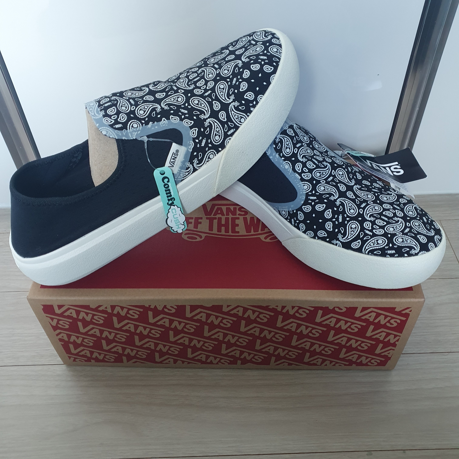 Vans ComfyCush One Bandana Marshmallow Black 착용 스타일 - 1