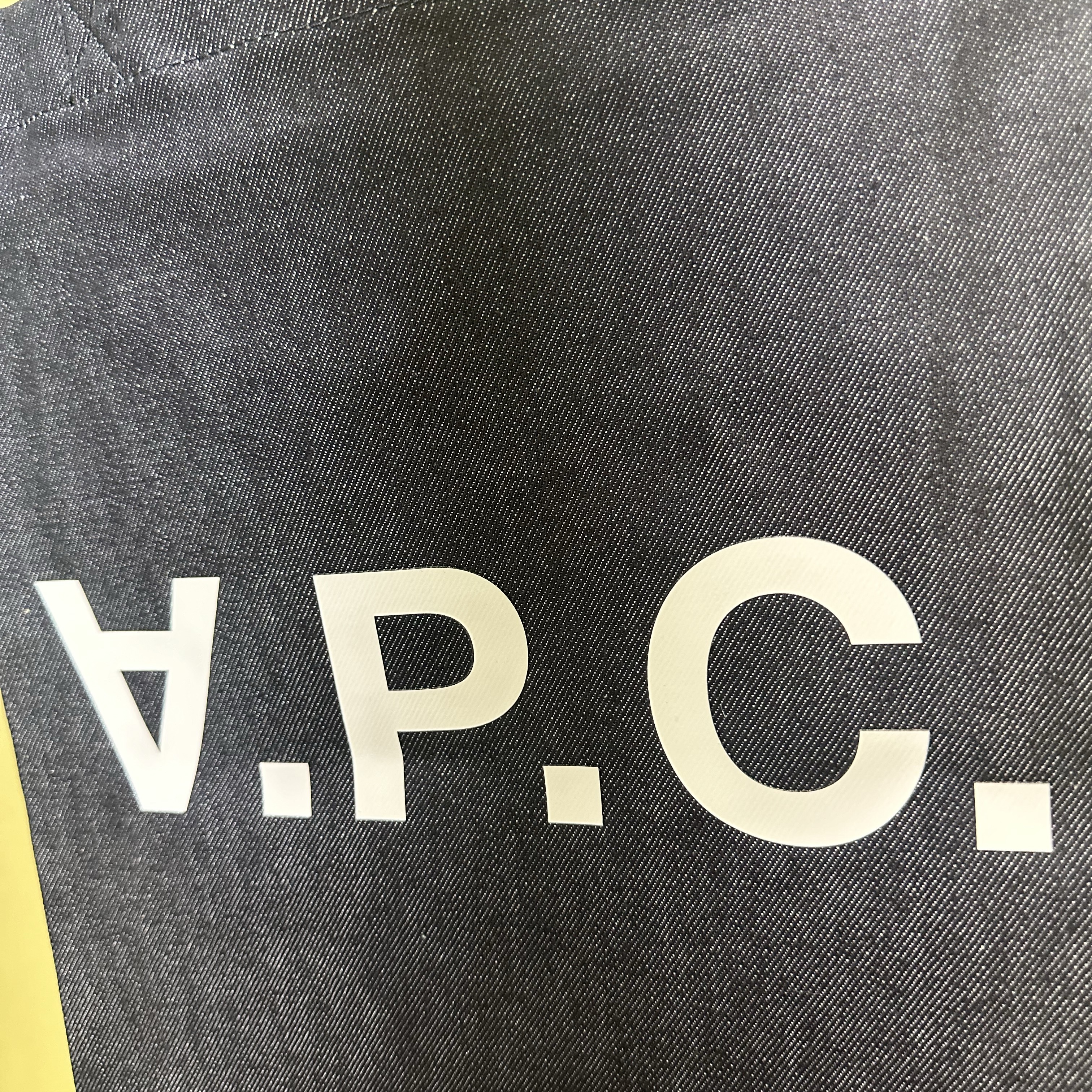 A.P.C. Laure Tote Bag Blue 착용 스타일