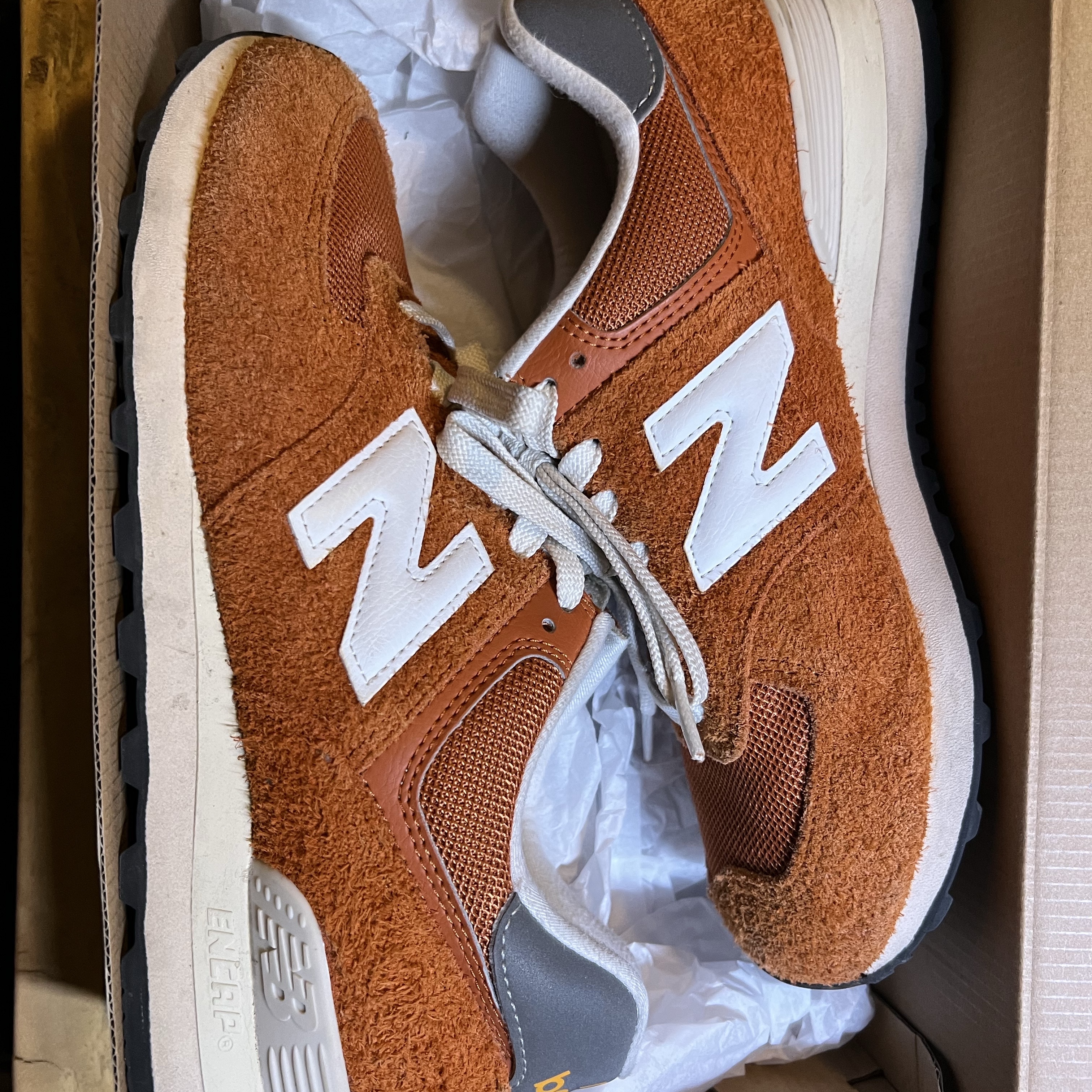 New Balance 574 Heritage Orange Burst White 착용 스타일