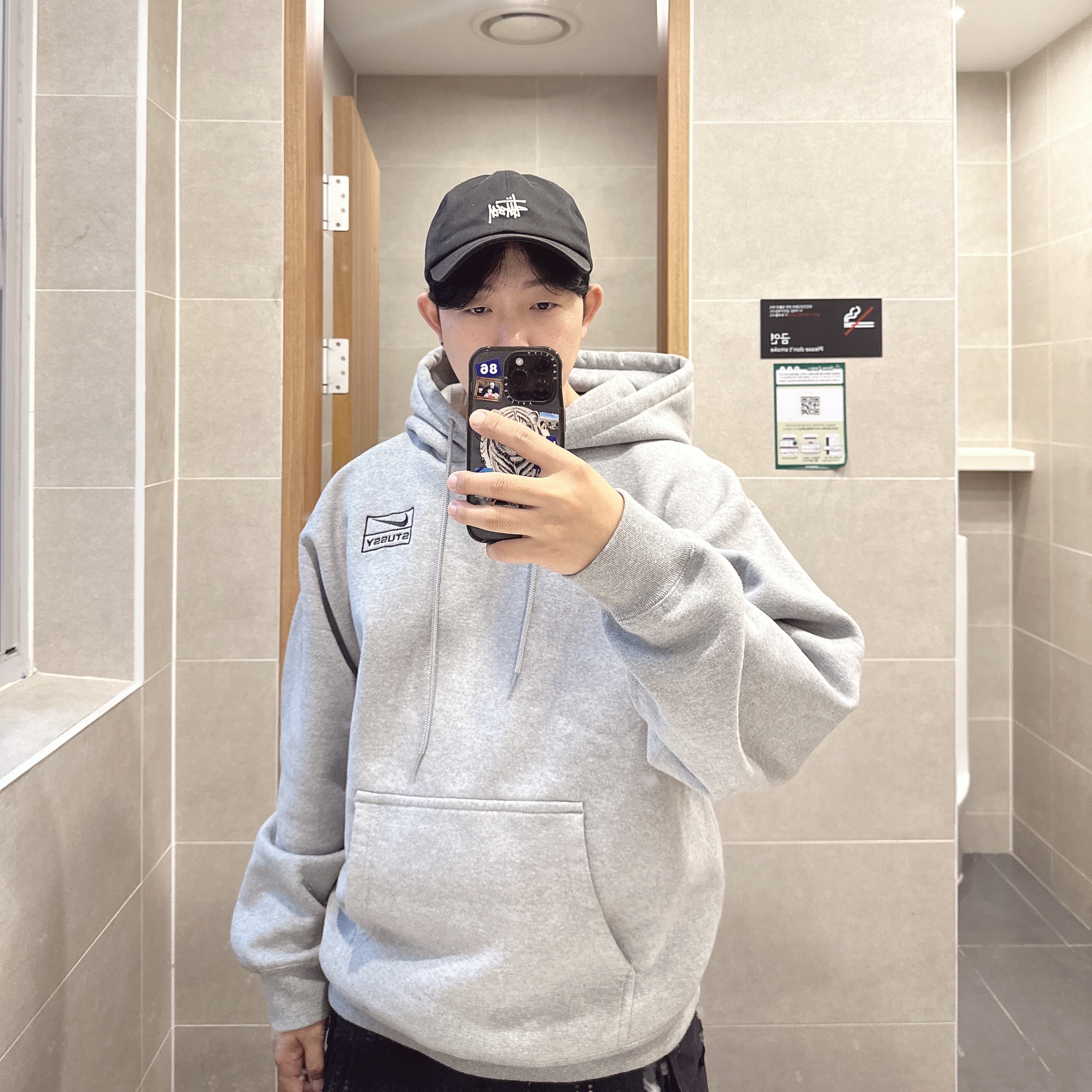 Nike x Stussy NRG RA Pullover Hoodie Dark Grey Heather (DJ9489-063), Stussy Basic Stock Low Pro Cap Black 착용 스타일