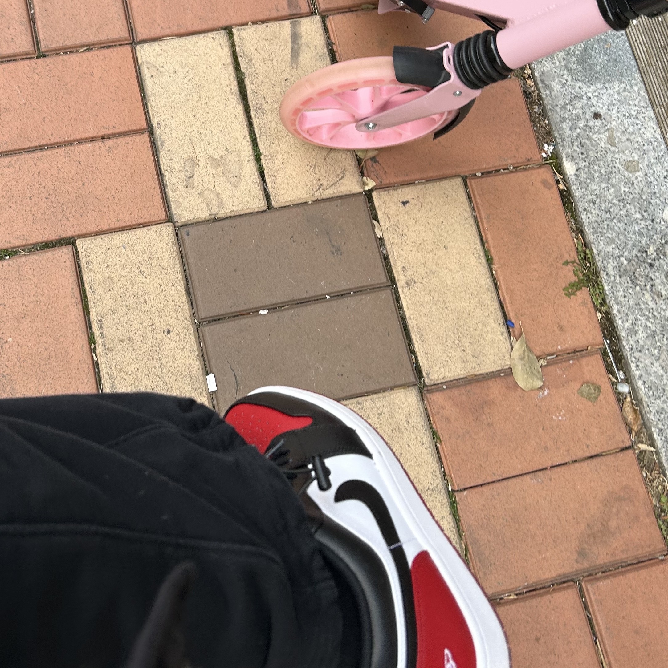 Jordan 1 Low White Varsity Red 착용 스타일 - 1