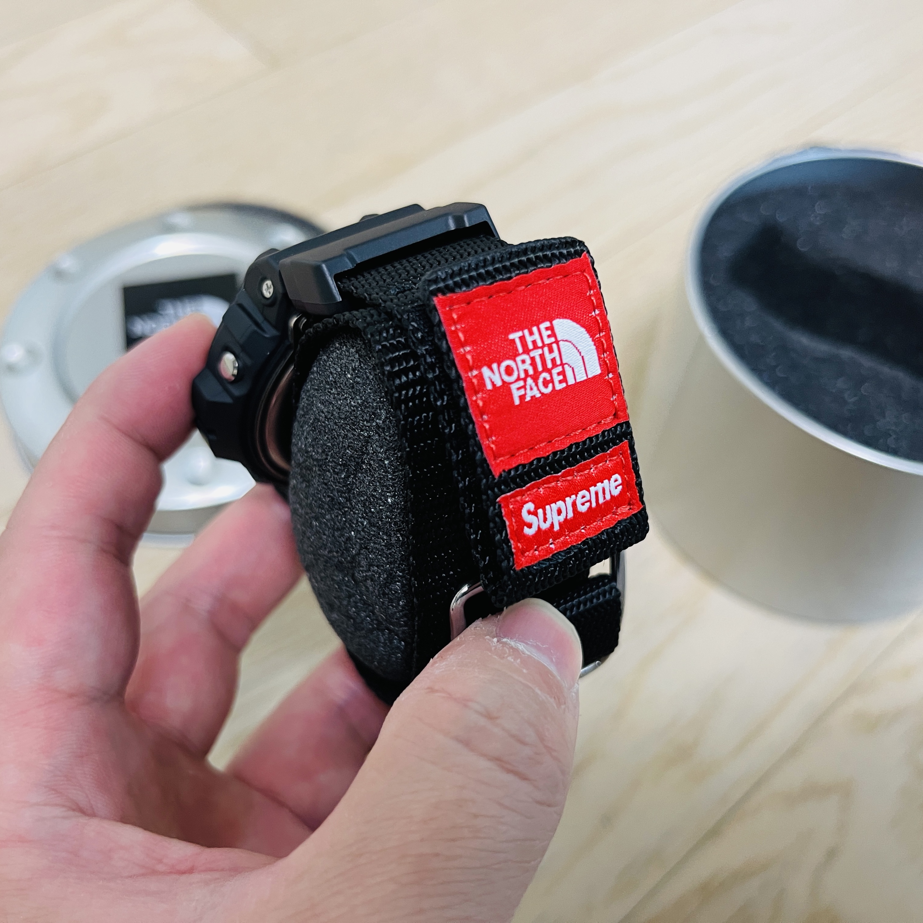 Casio G-Shock x Supreme x The North Face DW-6900 Black 착용 스타일 - 3