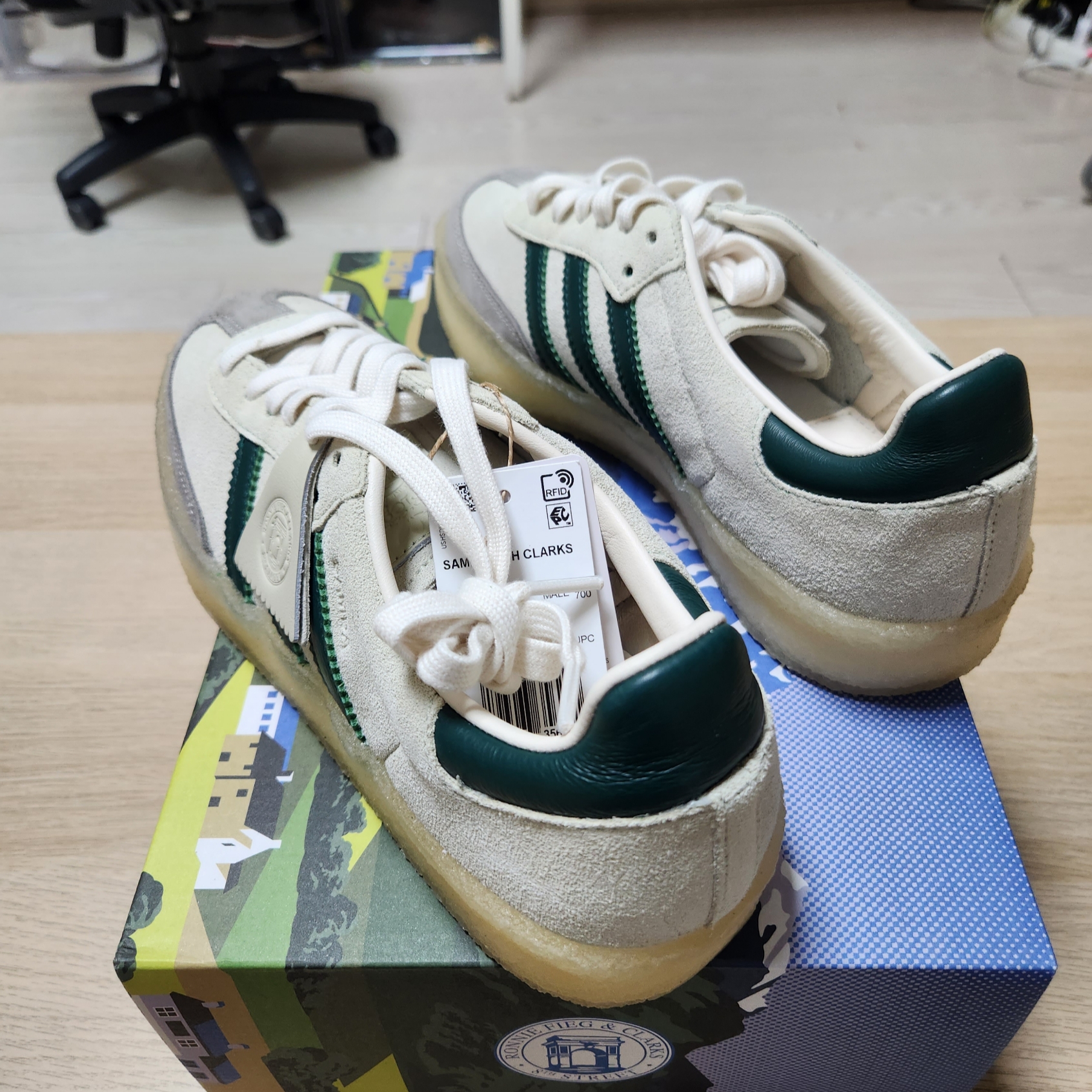 Adidas x Clarks x Ronnie Fieg 8th Street Samba Chalk White Green 착용 스타일 - 3