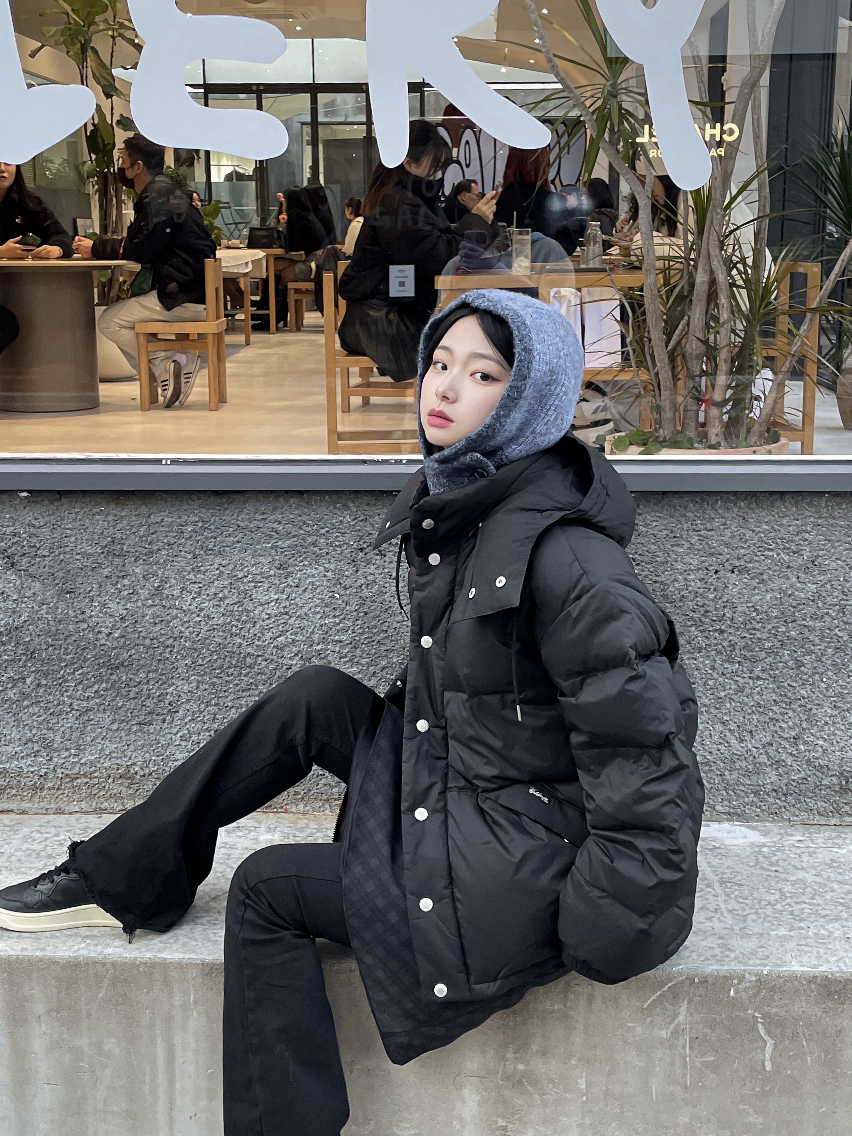 (W) Autry Medalist Low Goatskin Sneakers Black 착용 스타일 - 1