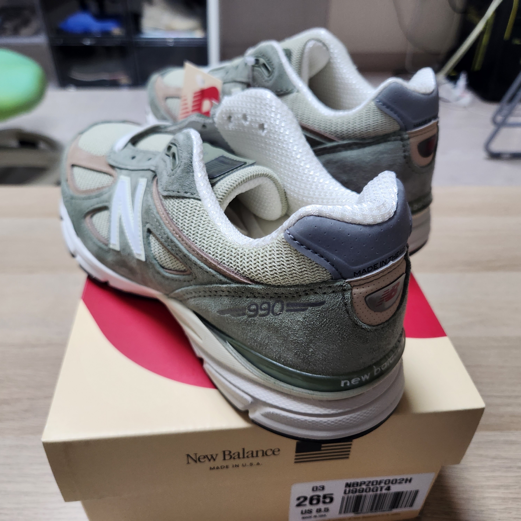 New Balance 990v4 Made in USA Olive Incense 착용 스타일 - 3