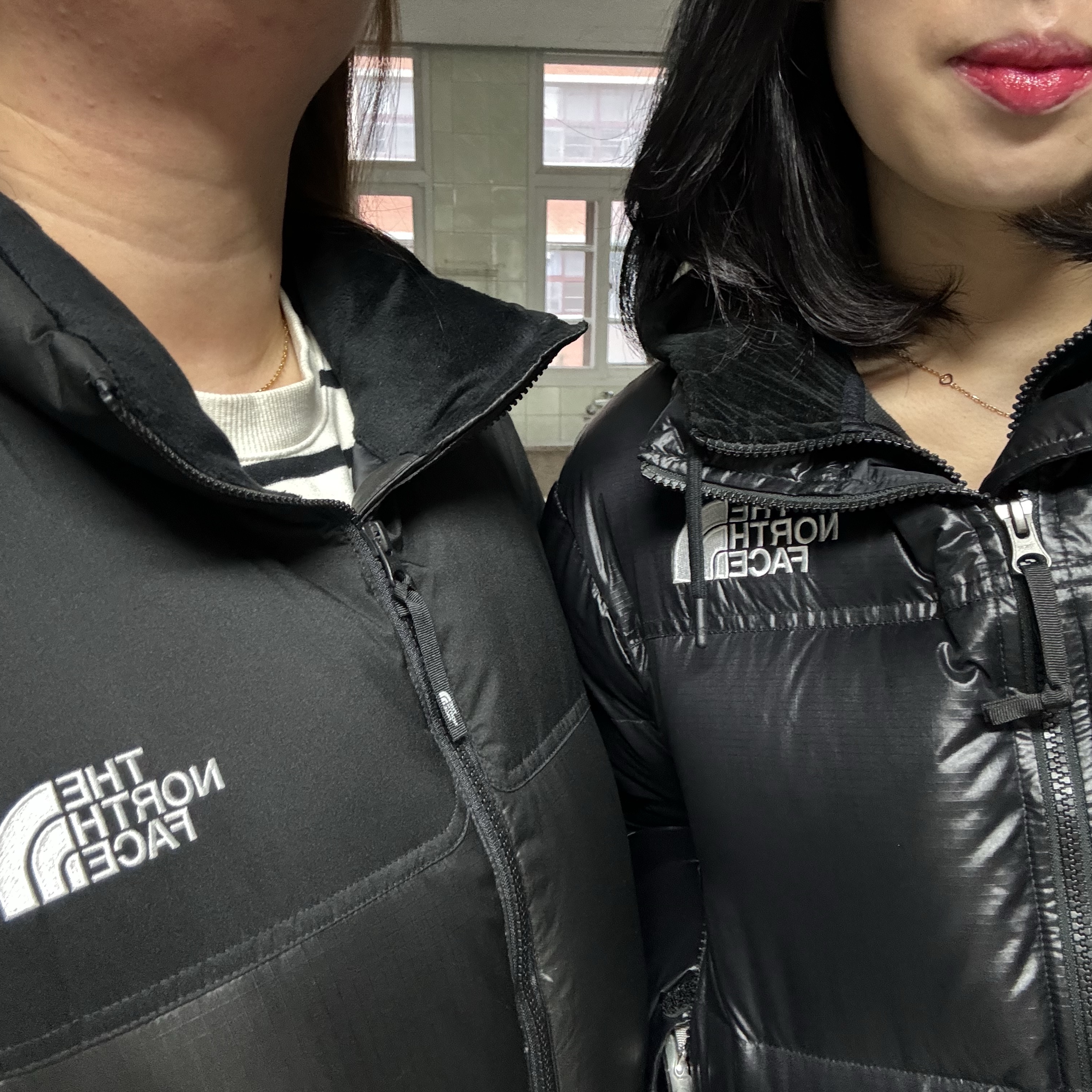 (W) The North Face White Label Novelty Nuptse Down Jacket Black 착용 스타일 - 2
