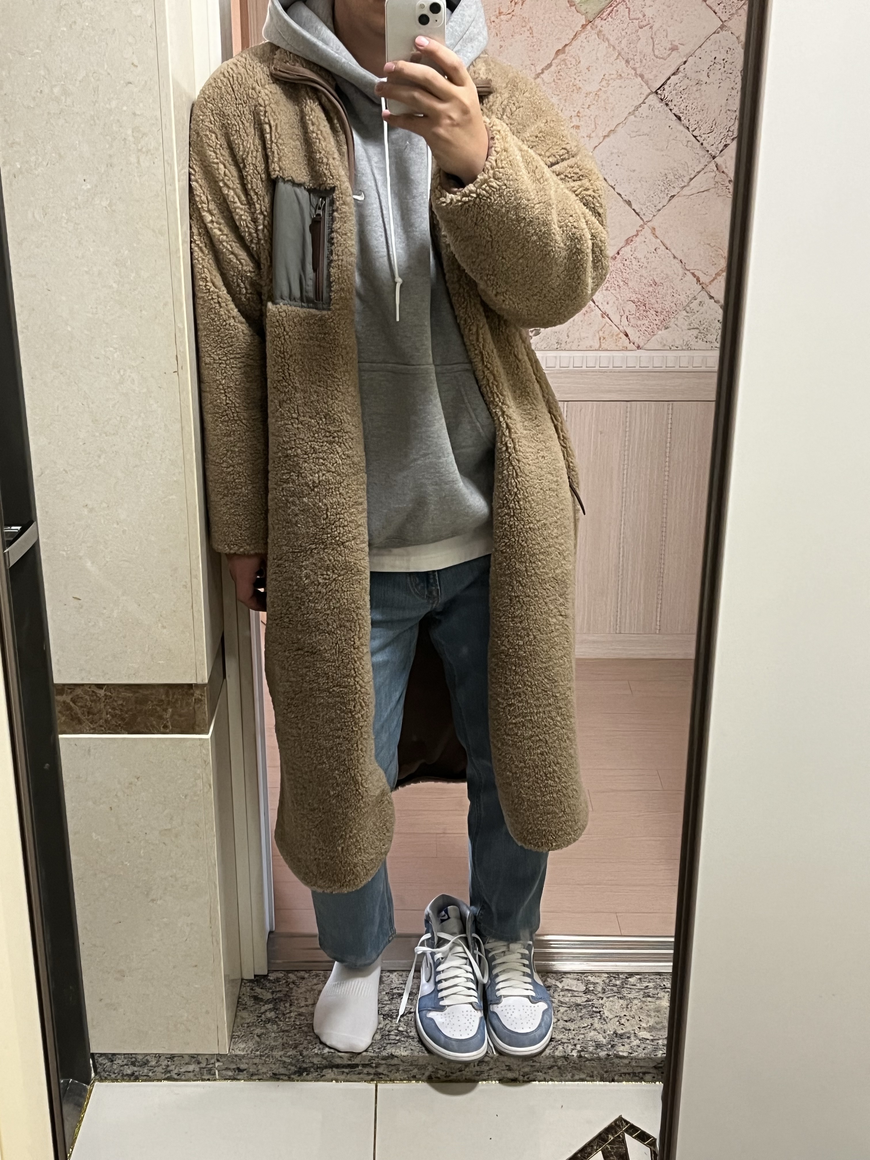 Jordan 1 Retro High OG Hyper Royal, Nike NRG Solo Swoosh Fleece Hoodie Dark Grey Heather - Asia 착용 스타일