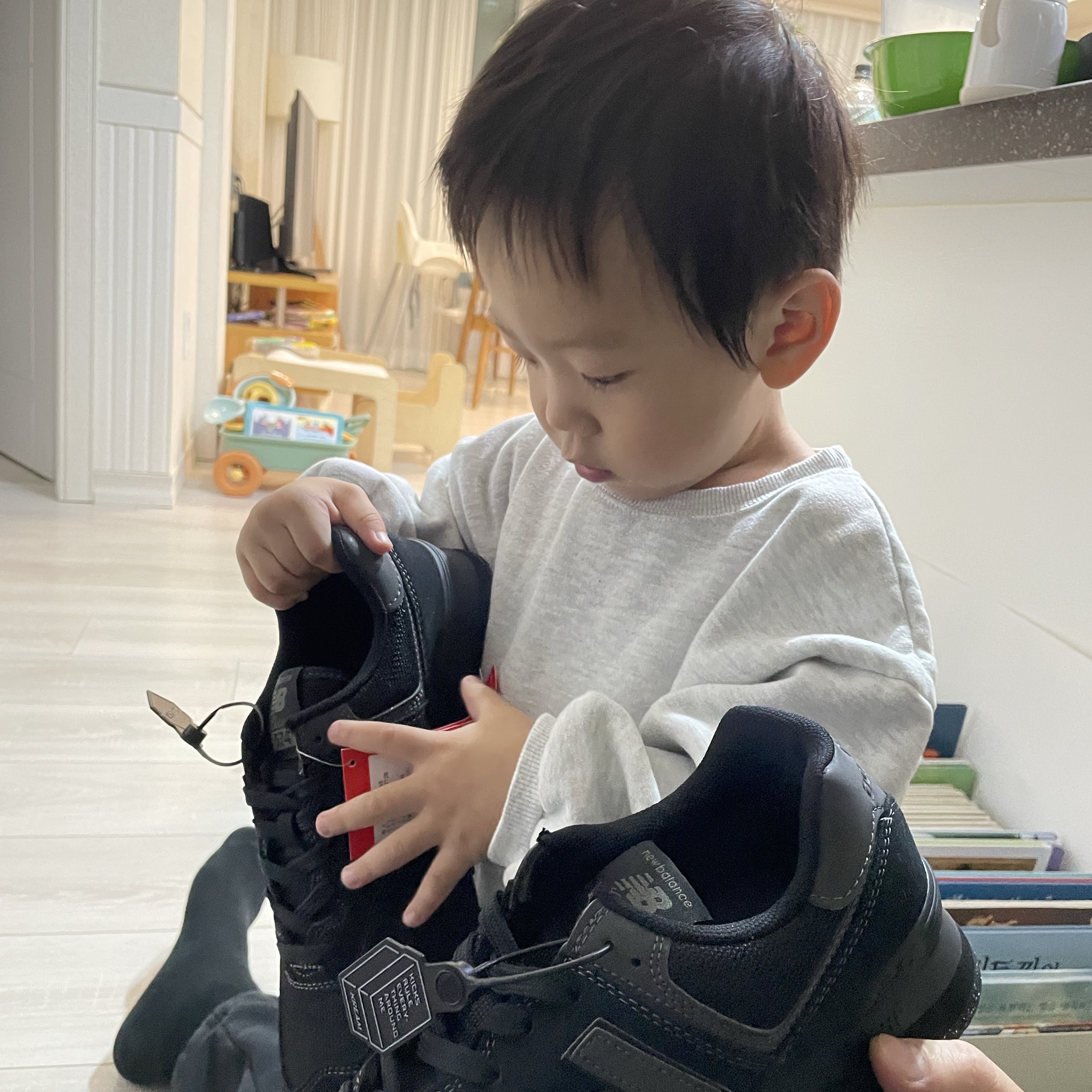 New Balance 574 Triple Black - D Standard 착용 스타일 - 2