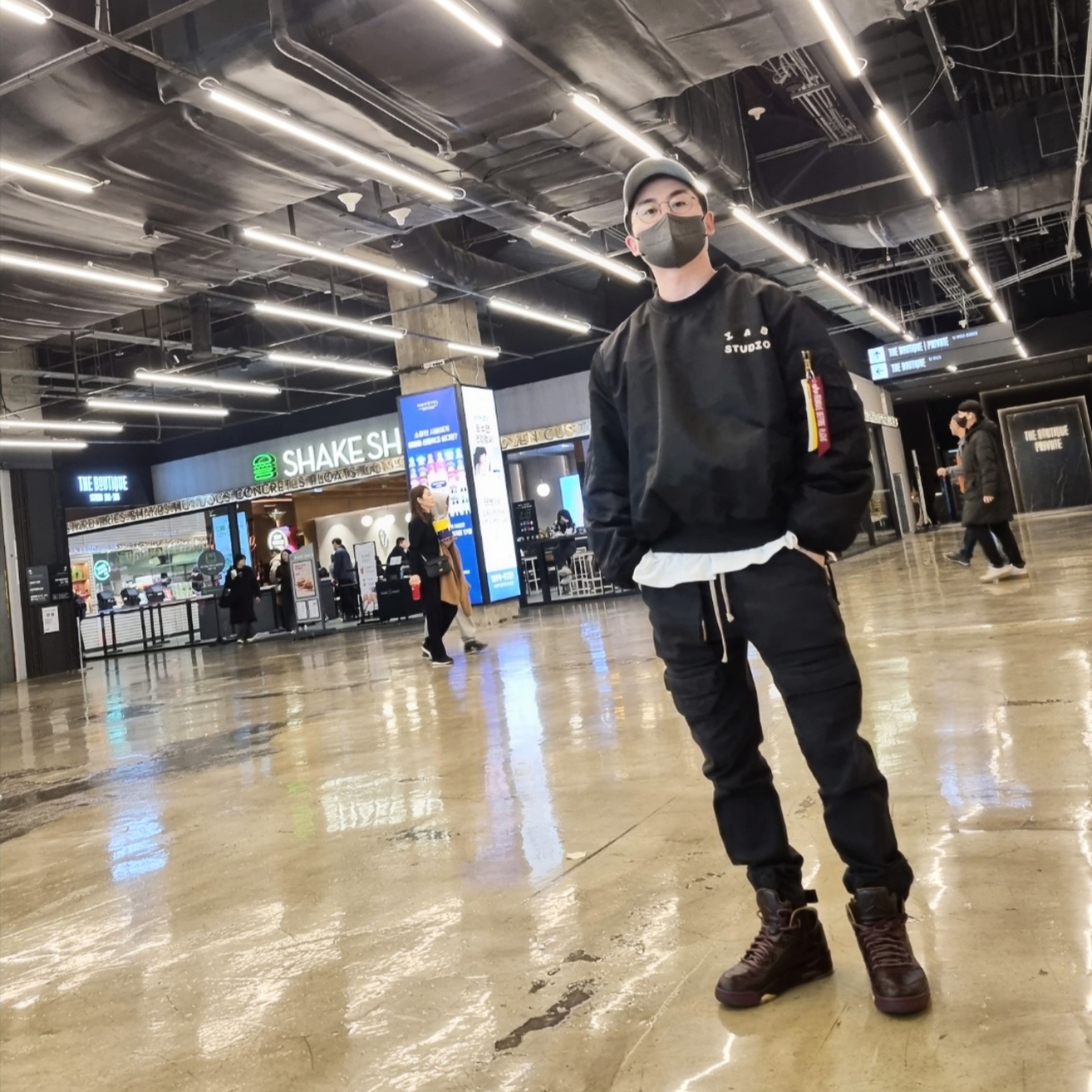 IAB Studio x Alpha Industries MA-1 Crewneck Black, Jordan 5 Retro Premium Bordeaux 착용 스타일 - 1